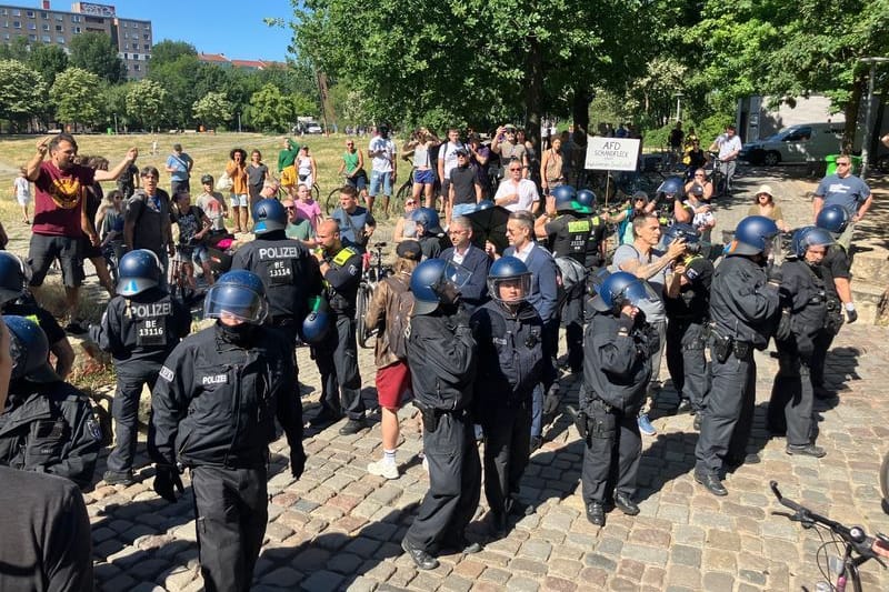 urn:newsml:dpa.com:20090101:250701-911-005057Demonstrierende und Polizisten stehen im Görlitzer Park. Der Zaunbau am Görlitzer Park ist weiterhin umstritten. (zu dpa: «Wütender Protest gegen AfD-Politiker im Görlitzer Park»)
