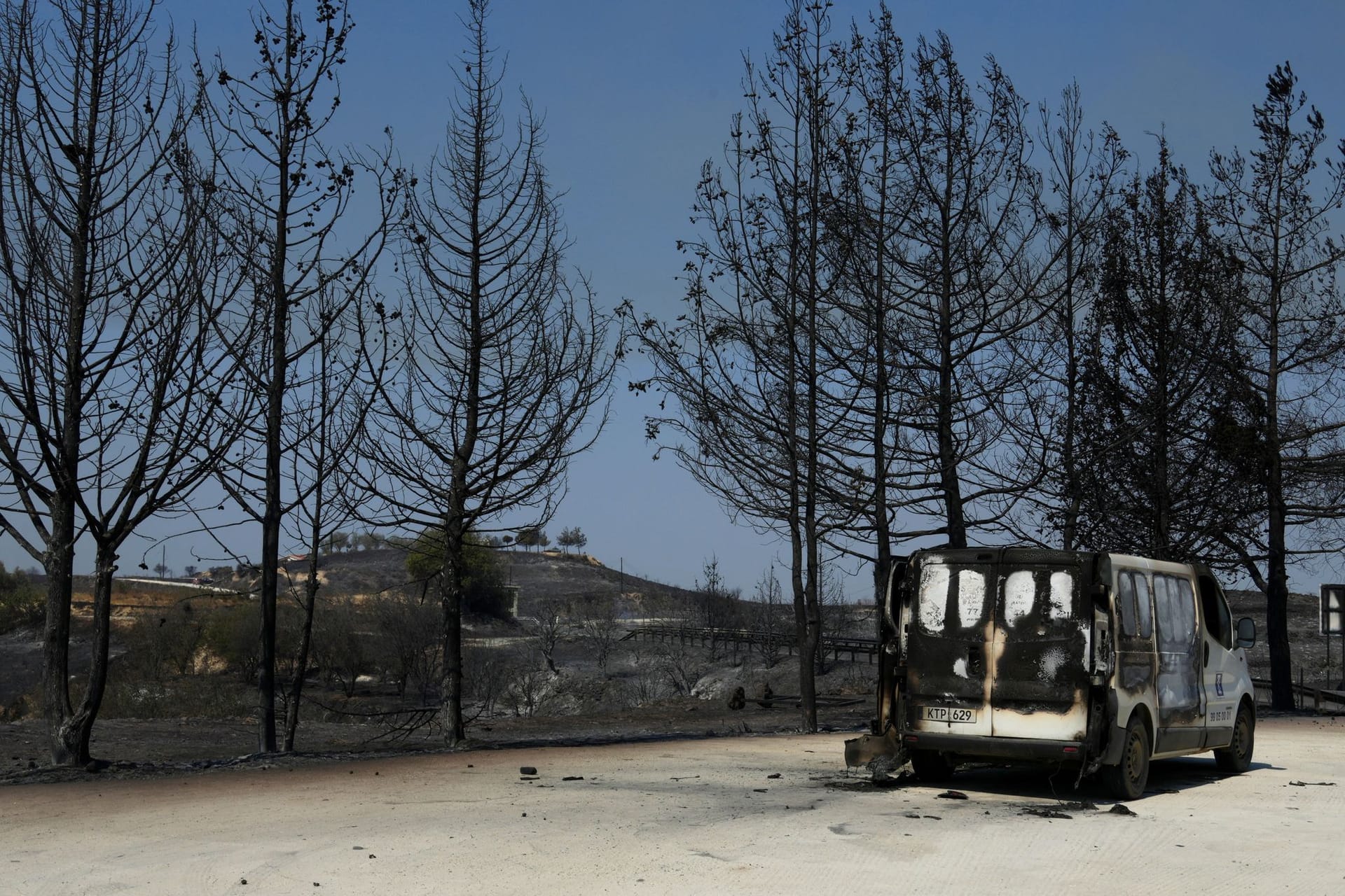 Ein verbranntes Fahrzeug ist im Dorf Vouni, Zypern, zu sehen, während eines massiven Waldbrandes an der Südseite des Troodos-Gebirges.