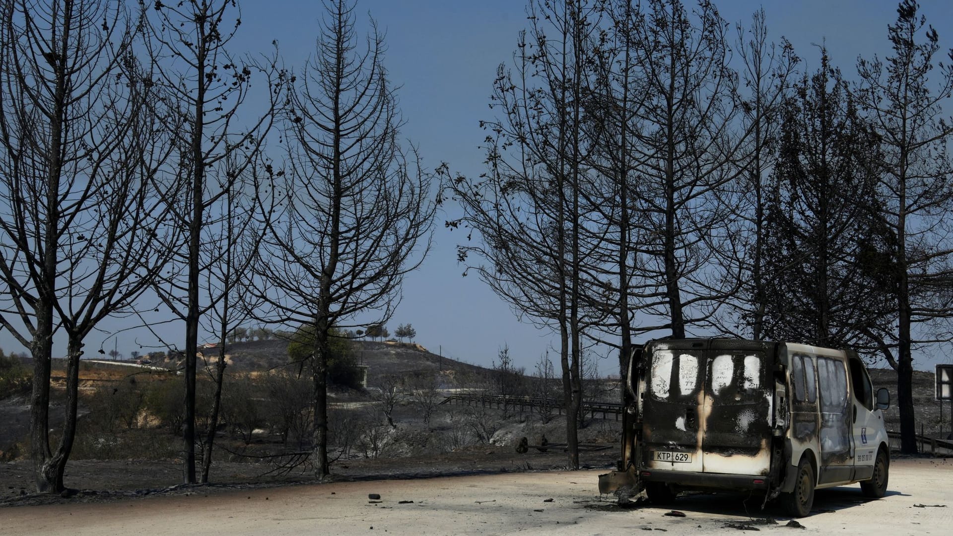 Ein verbranntes Fahrzeug ist im Dorf Vouni, Zypern, zu sehen, während eines massiven Waldbrandes an der Südseite des Troodos-Gebirges.