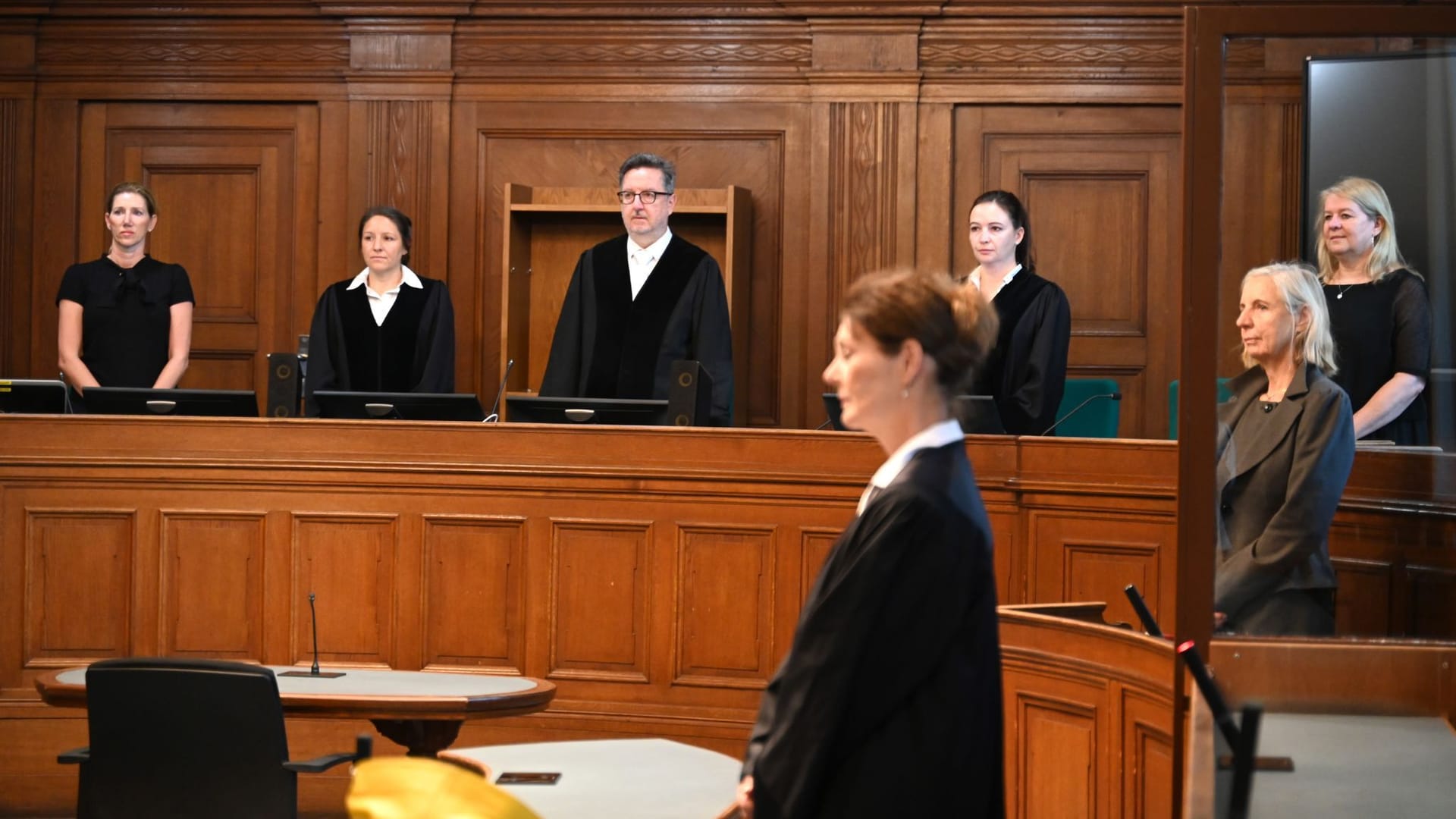 Vorsitzender Richter Thomas Groß (3.v.l.) beim Prozessauftakt am Mittwoch: Das Verfahren wird mehrere Wochen dauern.