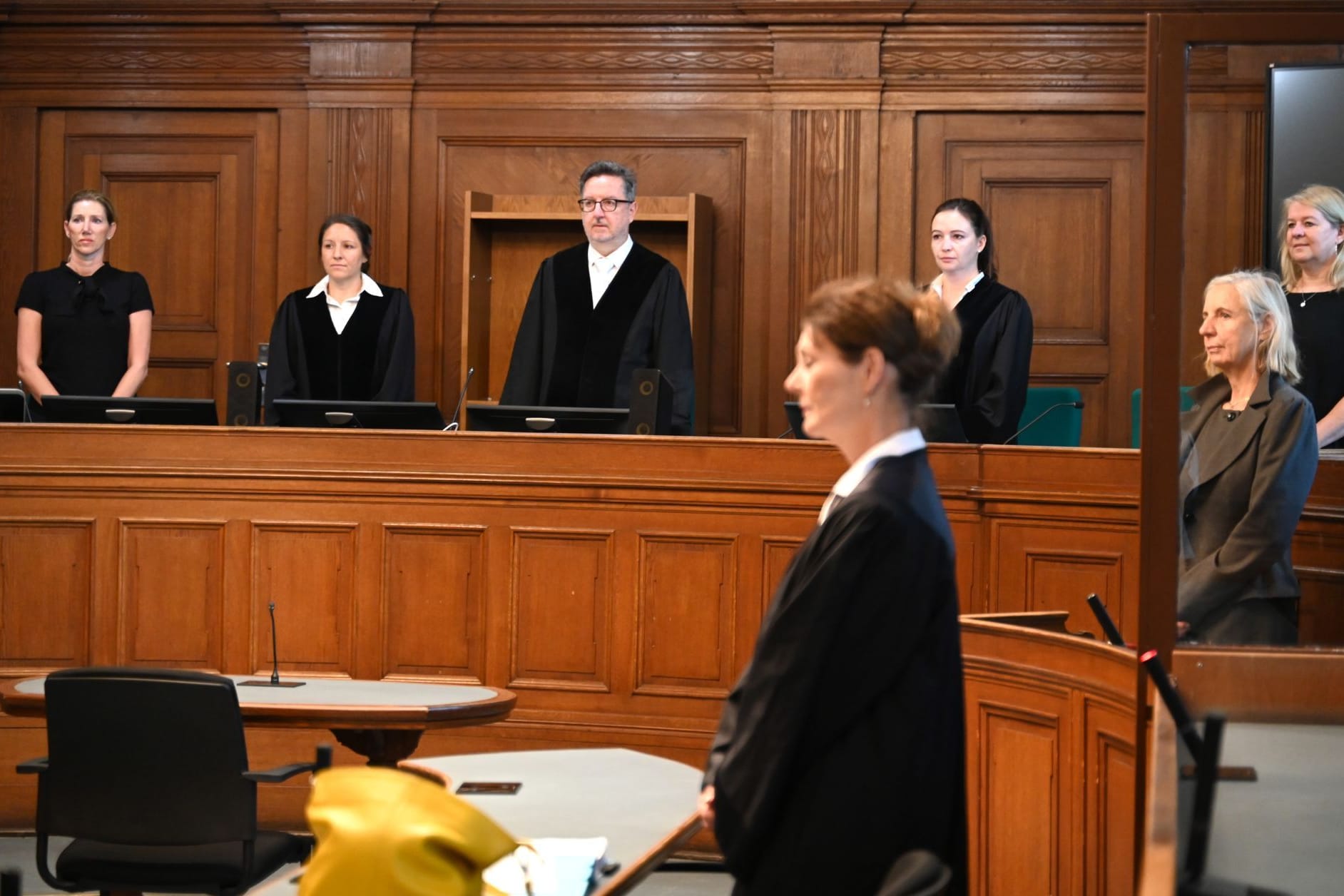 Vorsitzender Richter Thomas Groß (3.v.l.) beim Prozessauftakt am Mittwoch: Das Verfahren wird mehrere Wochen dauern.