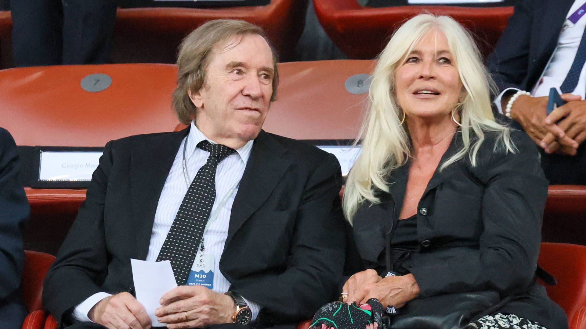 Günter Netzer mit seiner Ehefrau Elvira beim Deutschland-Spiel.