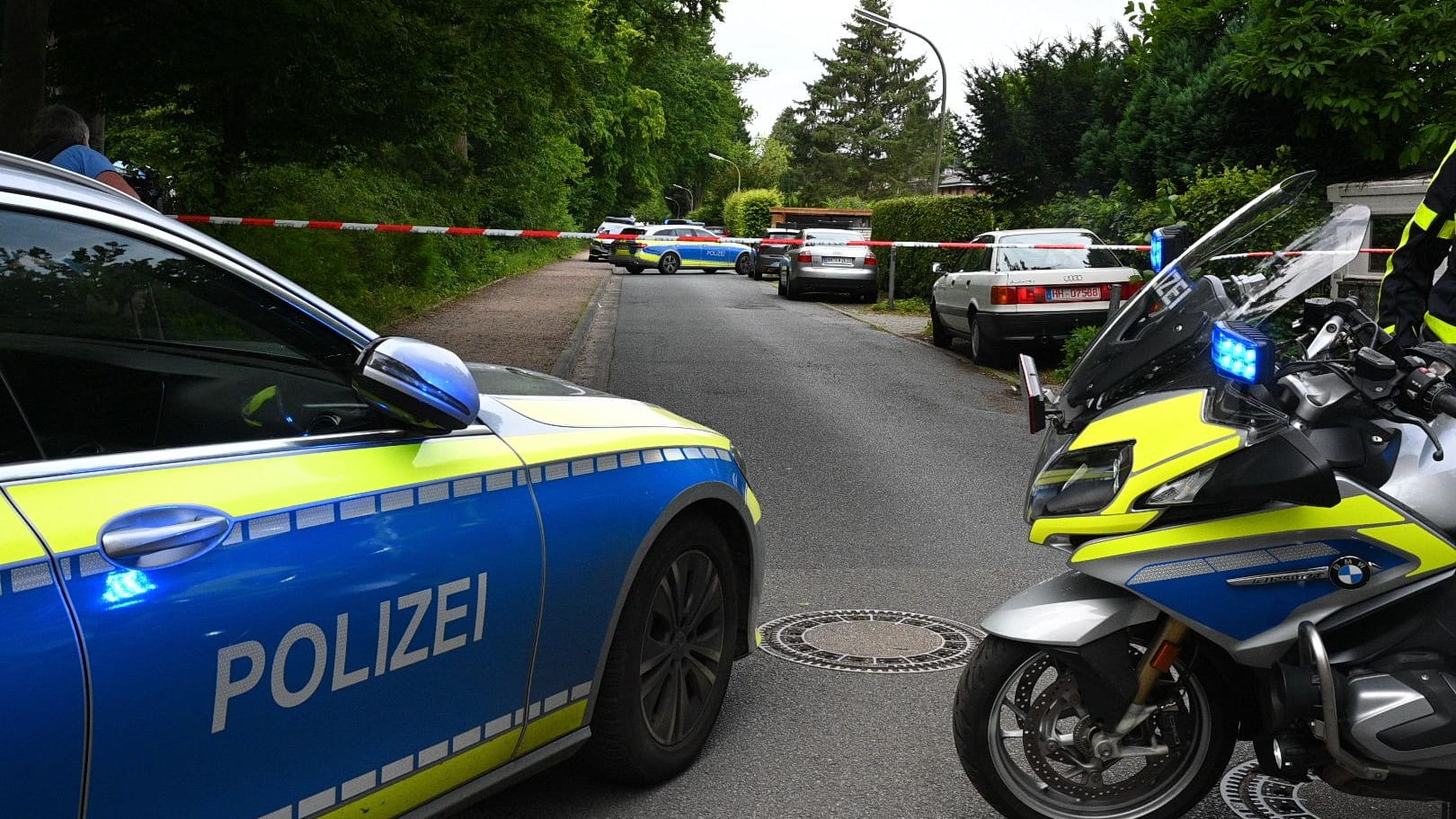 Schüsse in Farmsen-Berne: Die Polizei ist mit einem großen Aufgebot vor Ort.