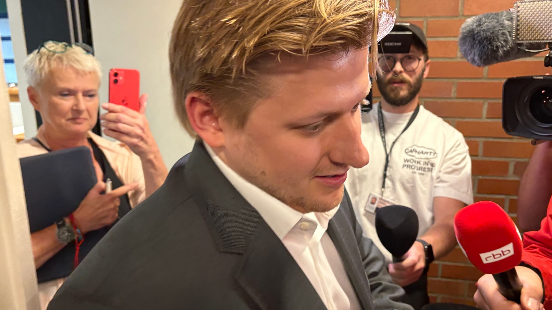 Sebastian Hotz alias El Hotzo nach dem Prozess in Berlin: Mit dem RBB will er nicht reden.