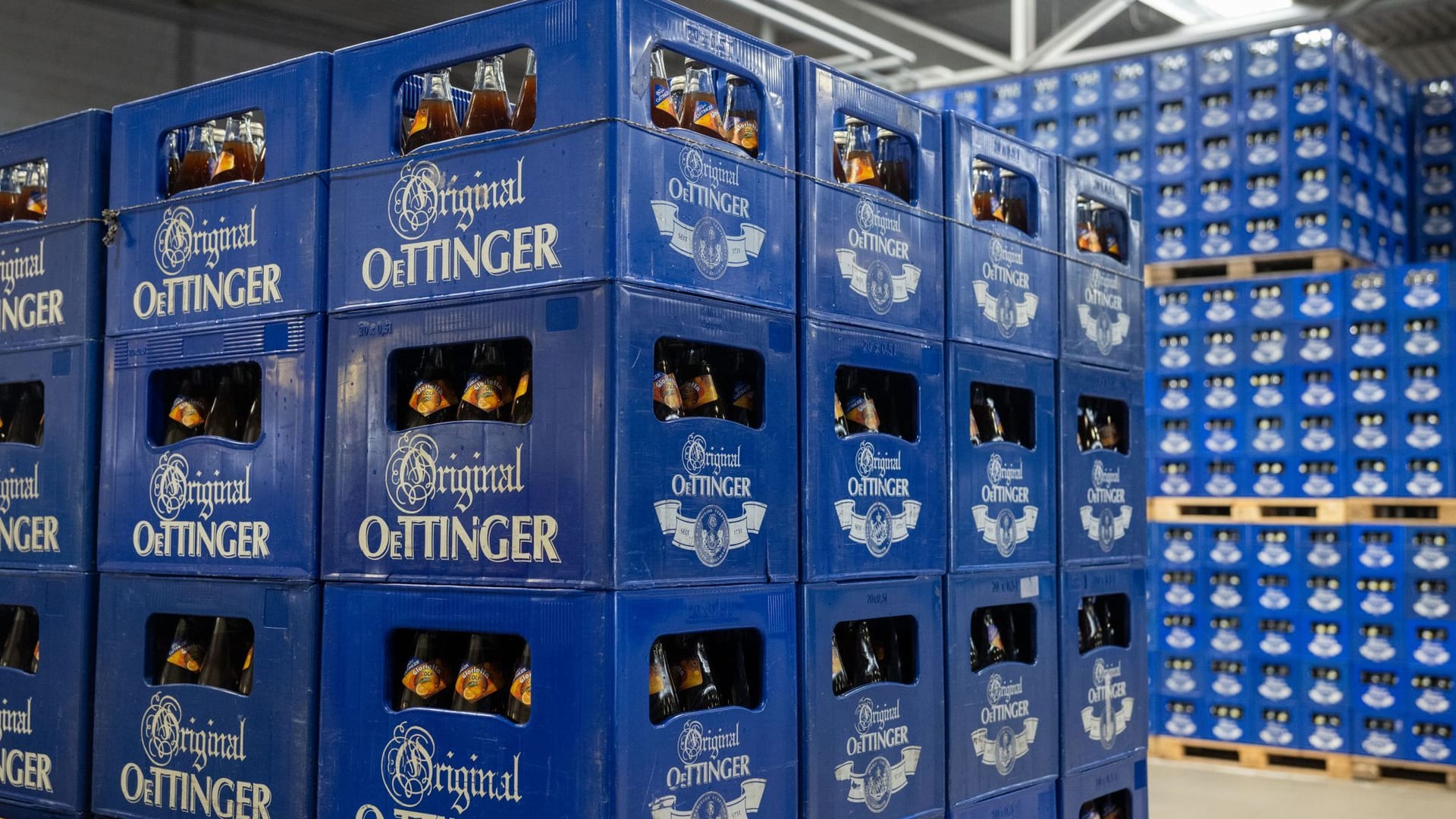 Im Brauhaus Oettinger sind Getränkekästen gelagert (Symbolbild): Wegen der schwierigen Lage auf dem deutschen Biermarkt schließt die Produktion in Braunschweig.