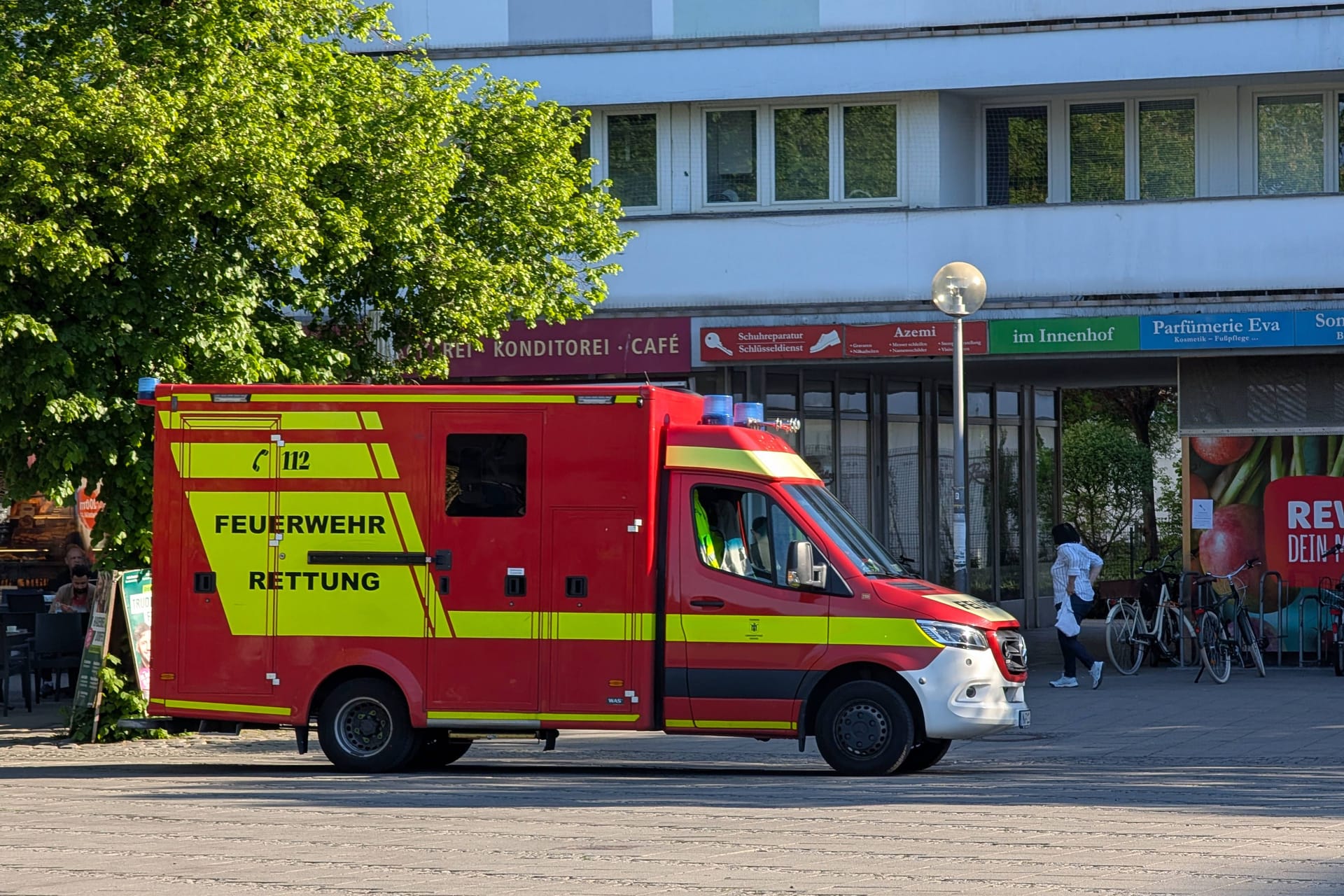 Ein Rettungswagen vor einem Café (Archivbild): Ein Fahrfehler war offenbar Grund für den Unfall.