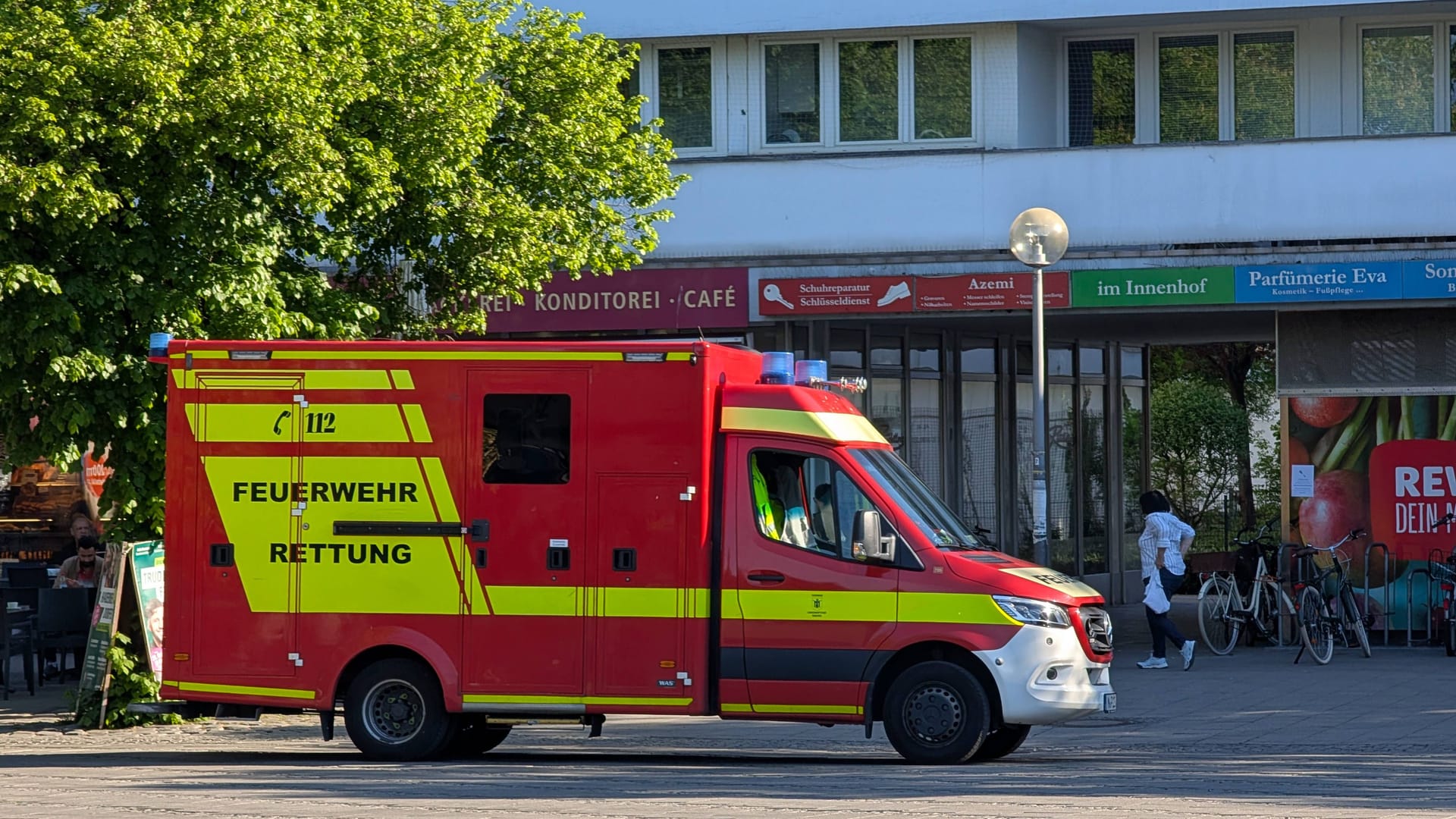 Ein Rettungswagen vor einem Café (Archivbild): Ein Fahrfehler war offenbar Grund für den Unfall. Ein Rettungswagen vor einem Café (Archivbild): Ein Fahrfehler war offenbar Grund für den Unfall.