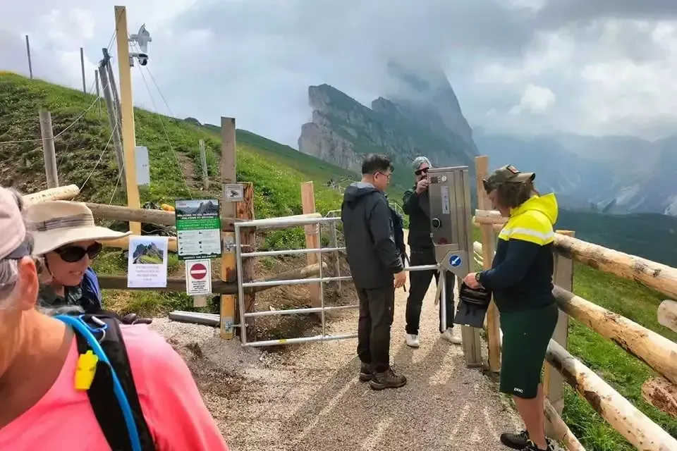 Dieser Automat mit Drehkreuz erregt die Gemüter in Südtirol: Ein Grundeigentümer, über dessen Land ein beliebter Wanderweg führt, hat ihn errichtet.
