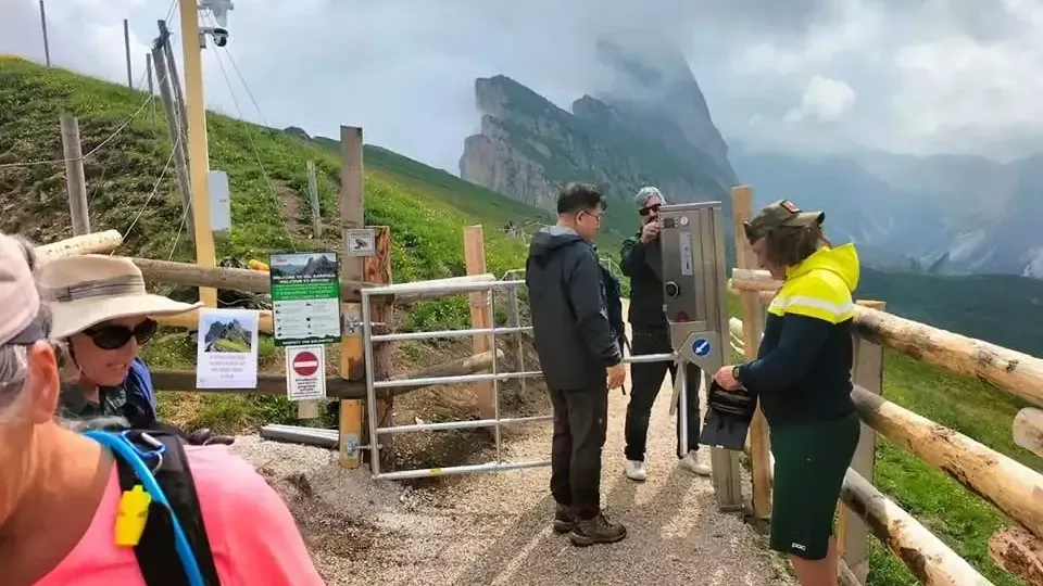 Dieser Automat mit Drehkreuz erregt die Gemüter in Südtirol: Ein Grundeigentümer, über dessen Land ein beliebter Wanderweg führt, hat ihn errichtet.