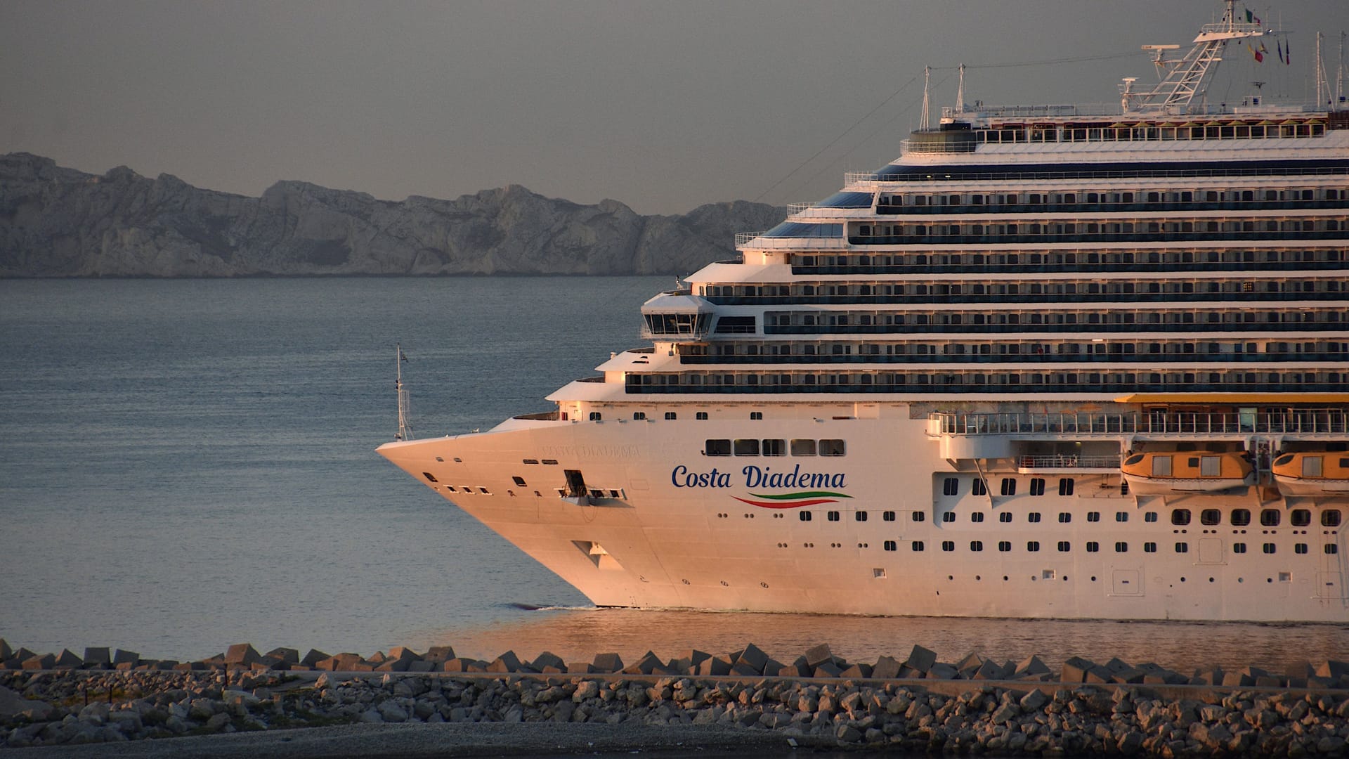 Die "Costa Diadema" in Marseille (Archivbild): Das Schiff verfügt über acht Restaurants und elf Bars.