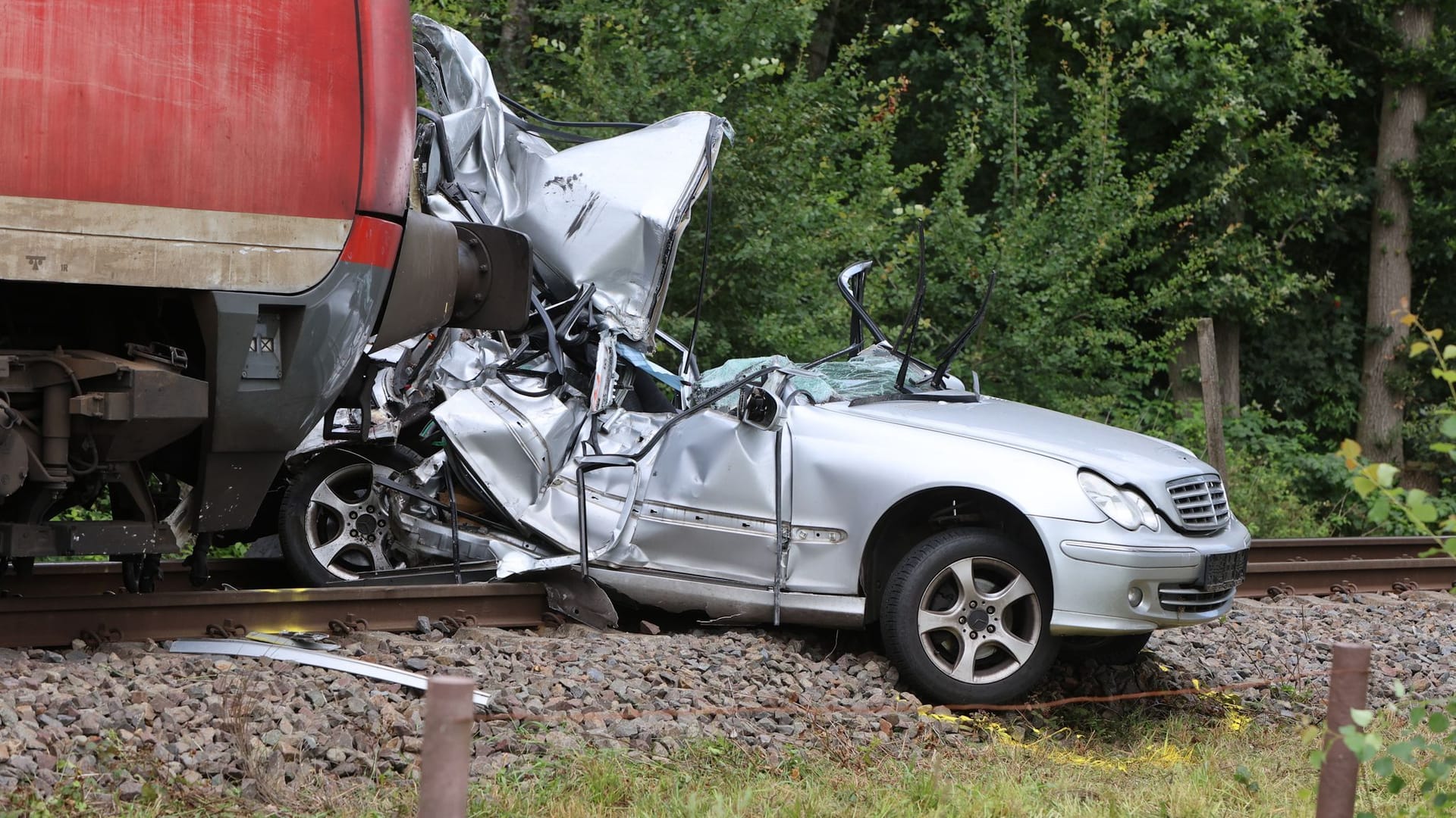 Junge und Mann sterben bei Zusammenstoß von Zug und Auto