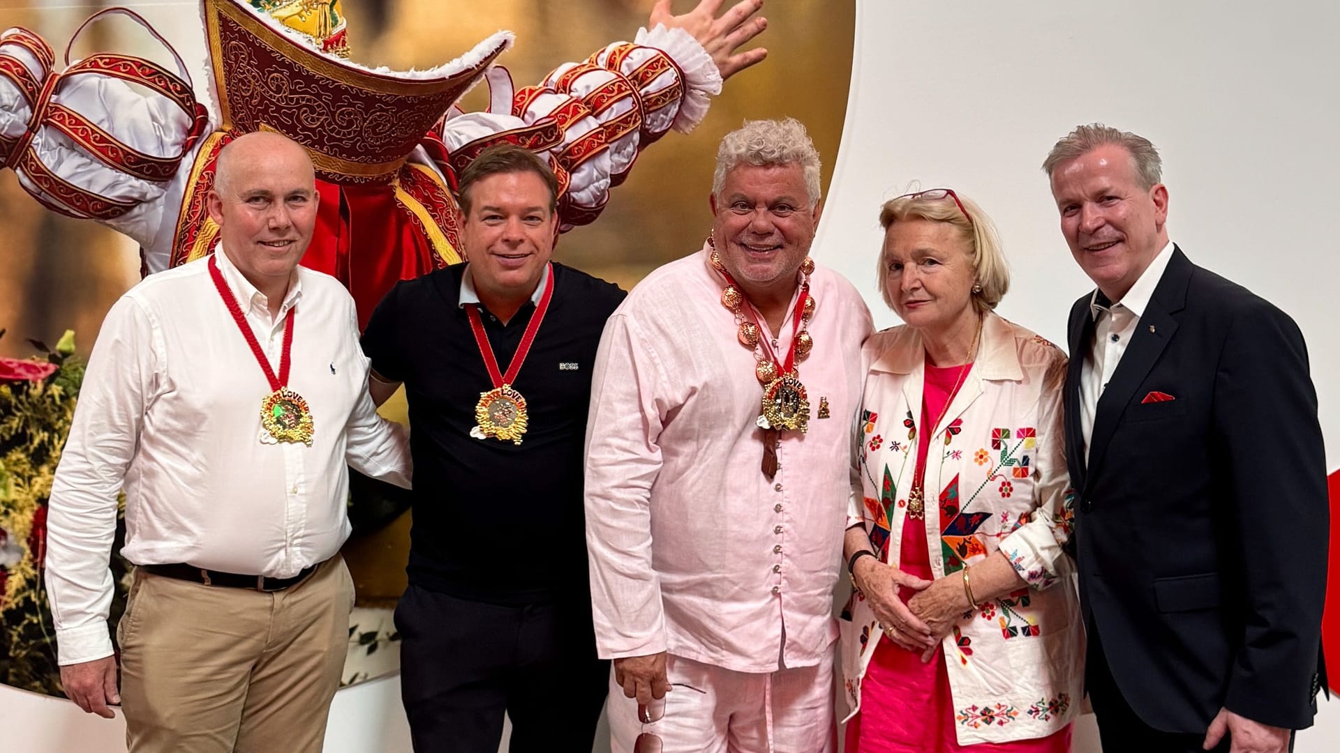 Die Kölner mit ihrem brasilianischen Gast (v.l.n.r.) Justus Vitinius (Vorstand Förderverein Städtepartnerschaft Rio de Janeiro – Köln e.V.), Amos Engelhardt (Mitinitiator des Austauschs sowie CEO von i Live), Milton Reis da Cunha Júnior (Moderator der Sambaparade und Carnevalesco in Rio), Dr. Hildegard Stausberg (Förderverein Städtepartnerschaft Rio de Janeiro – Köln e.V.) und Christoph Kuckelkorn (Präsident Festkomitee Kölner Karneval) .
