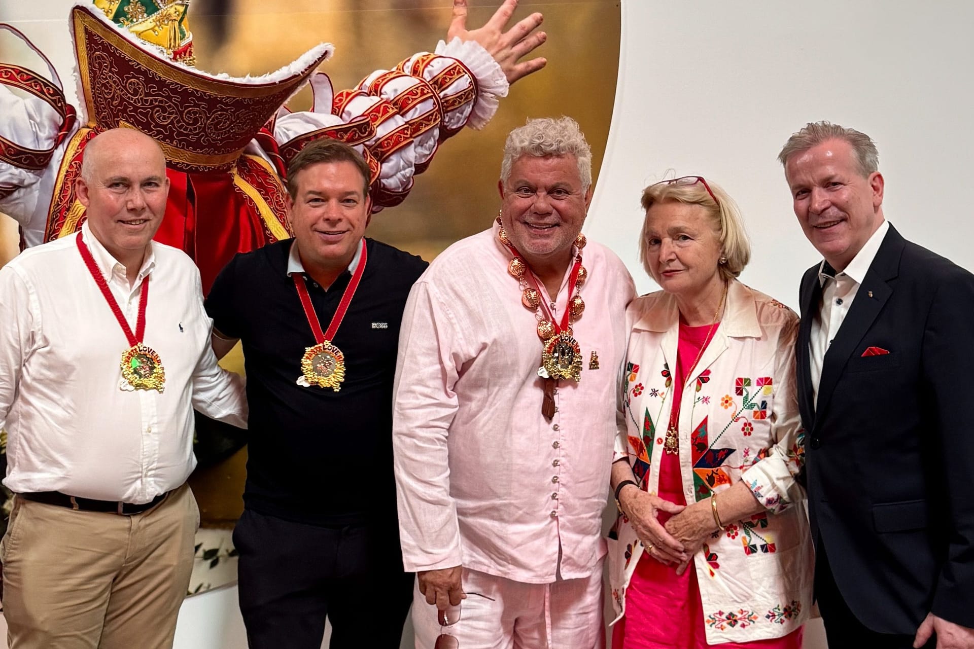Die Kölner mit ihrem brasilianischen Gast (v.l.n.r.) Justus Vitinius (Vorstand Förderverein Städtepartnerschaft Rio de Janeiro – Köln e.V.), Amos Engelhardt (Mitinitiator des Austauschs sowie CEO von i Live), Milton Reis da Cunha Júnior (Moderator der Sambaparade und Carnevalesco in Rio), Dr. Hildegard Stausberg (Förderverein Städtepartnerschaft Rio de Janeiro – Köln e.V.) und Christoph Kuckelkorn (Präsident Festkomitee Kölner Karneval) .