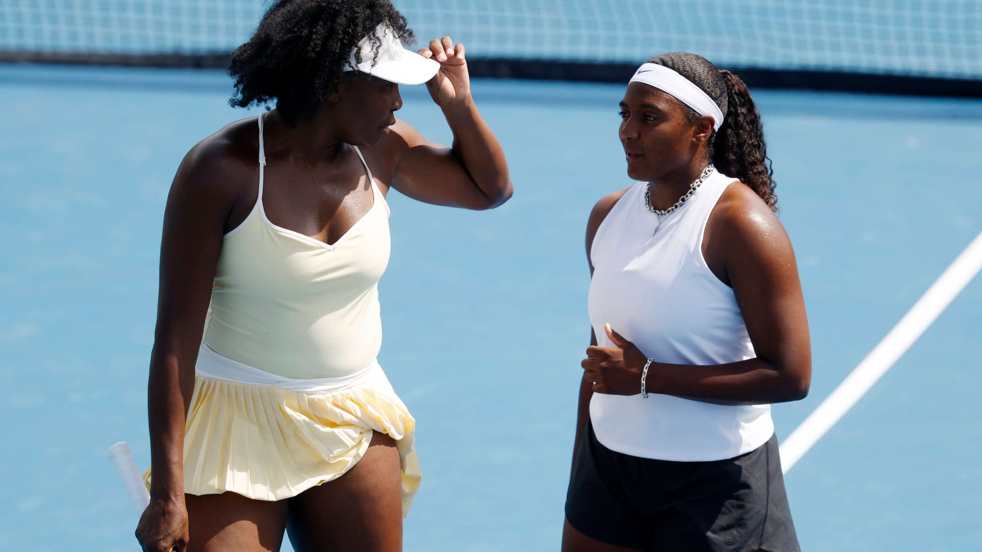 Mixed-Turnier in Washington, D.C.: Venus Williams (.l) spricht mit ihrer Doppelpartnerin Hailey Baptiste . Mixed-Turnier in Washington, D.C.: Venus Williams (.l) spricht mit ihrer Doppelpartnerin Hailey Baptiste .