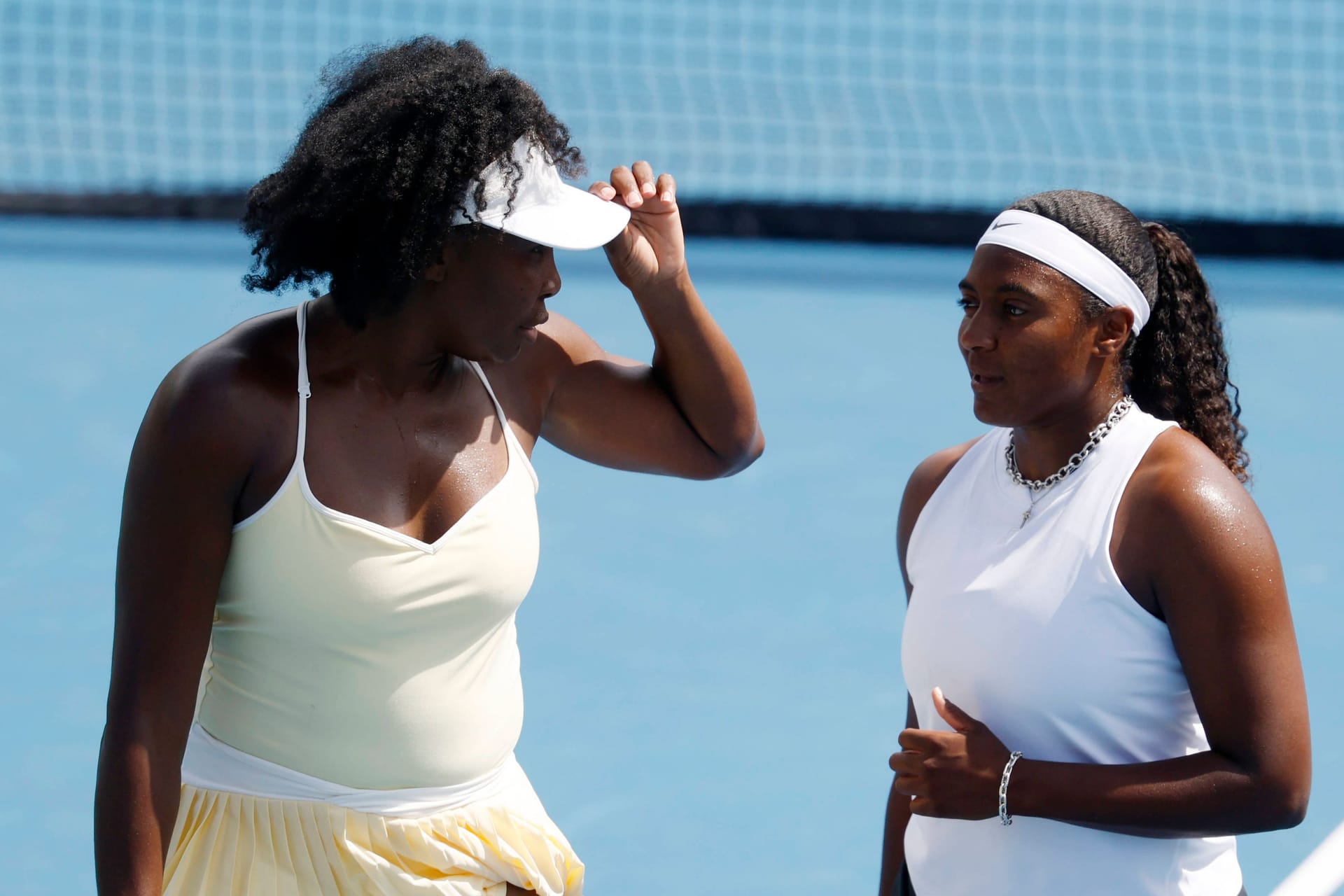 Mixed-Turnier in Washington, D.C.: Venus Williams (.l) spricht mit ihrer Doppelpartnerin Hailey Baptiste .