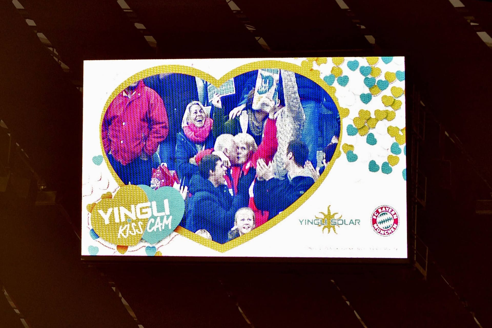 Eine Kisscam fängt in der Münchner Allianz-Arena zwei Zuschauer ein (Archivbild). Eine Kisscam fängt in der Münchner Allianz-Arena zwei Zuschauer ein (Archivbild).