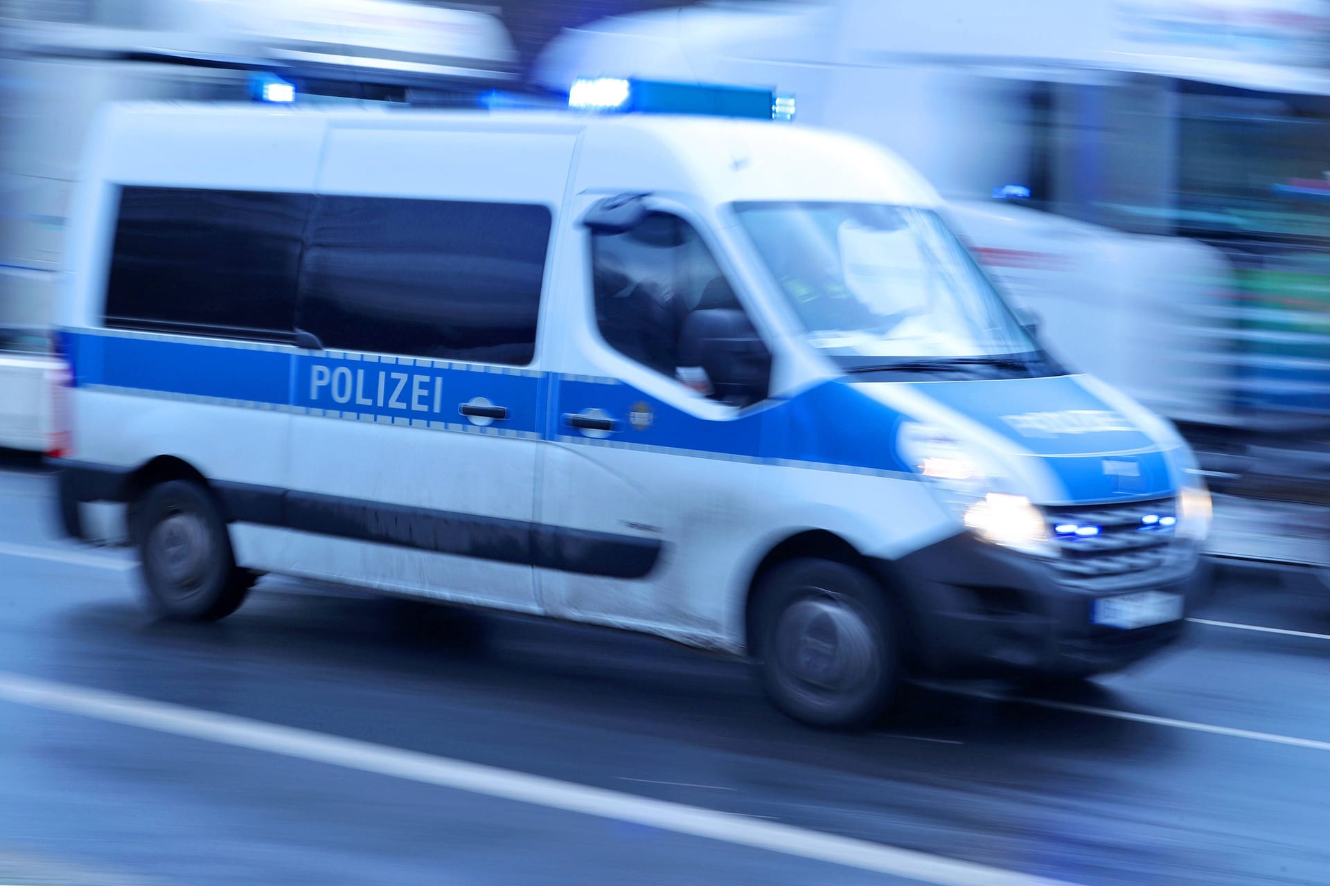 Berliner Polizei im Einsatz (Symbolfoto): In Lichtenberg kam es am Abend zu einem brutalen Angriff.