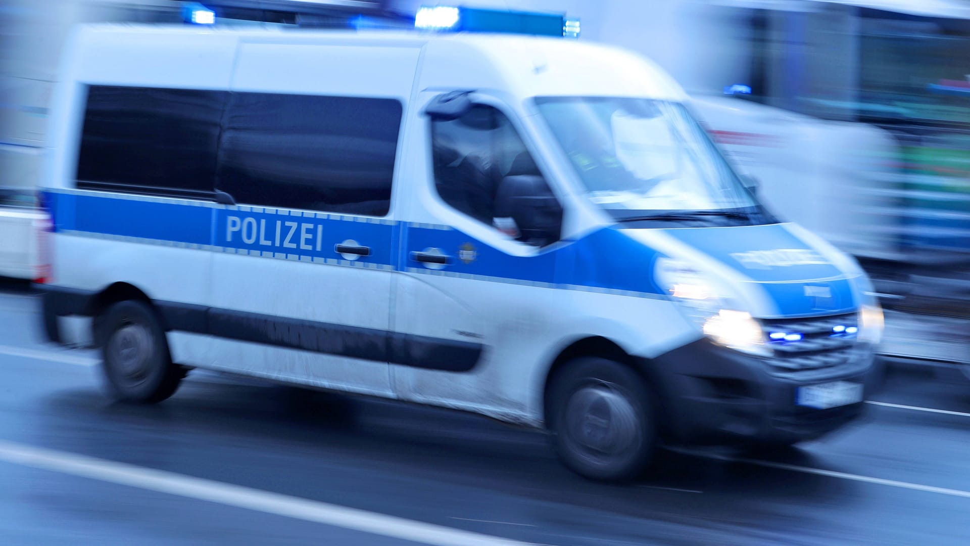 Berliner Polizei im Einsatz (Symbolfoto): In Lichtenberg kam es am Abend zu einem brutalen Angriff.
