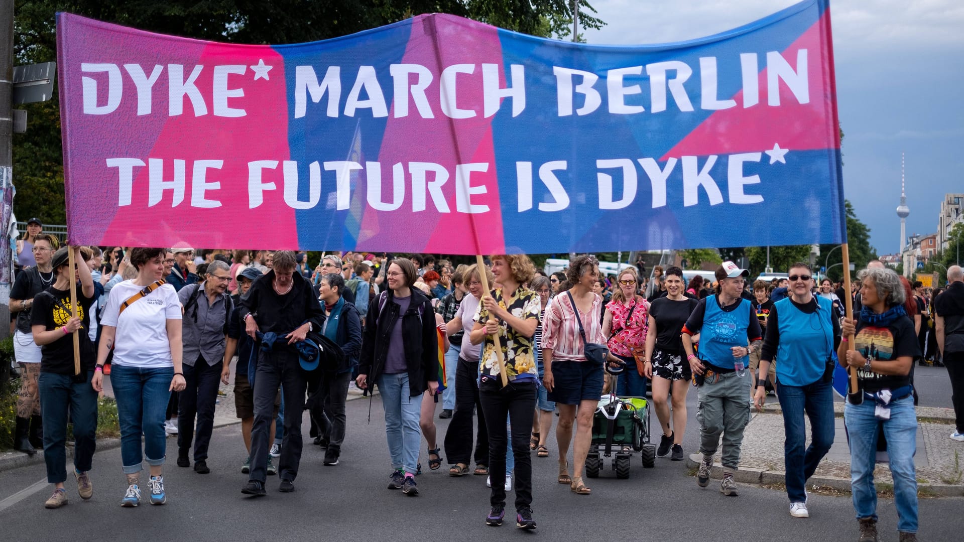 Dyke* March (Archivbild): Lesben, Queers und Unterstützende demonstrieren für mehr lesbische Sichtbarkeit am Vorabend des Berliner CSD. Dyke* March (Archivbild): Lesben, Queers und Unterstützende demonstrieren für mehr lesbische Sichtbarkeit am Vorabend des Berliner CSD.