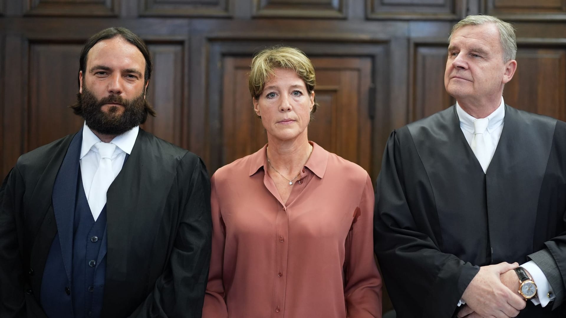 Christina Block steht am Freitag neben ihren Verteidigern Ingo Bott (l) und Otmar Kury.