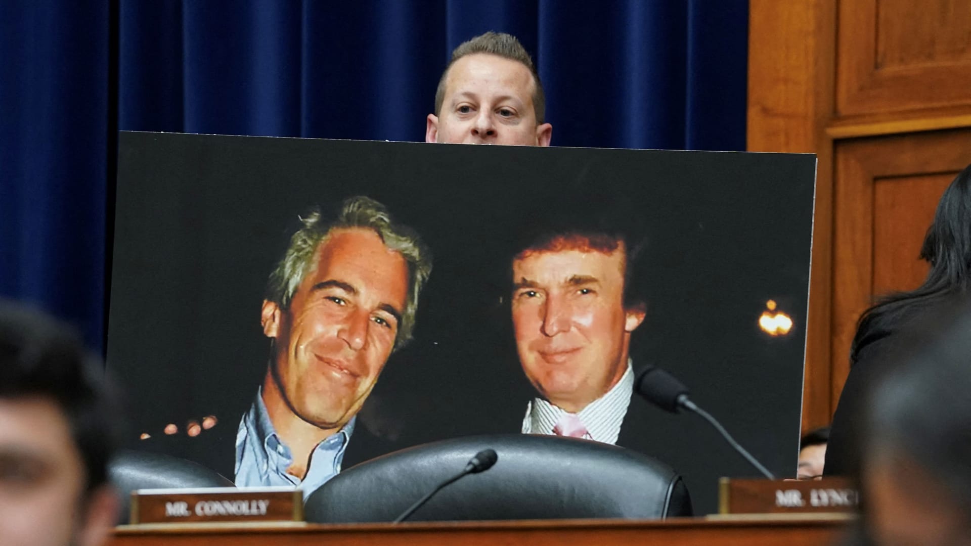 Finanzinvestor und Sexualstraftäter Jeffrey Epstein auf einem gemeinsamen Foto mit Donald Trump: Wie nah standen sich die beiden Männer wirklich?