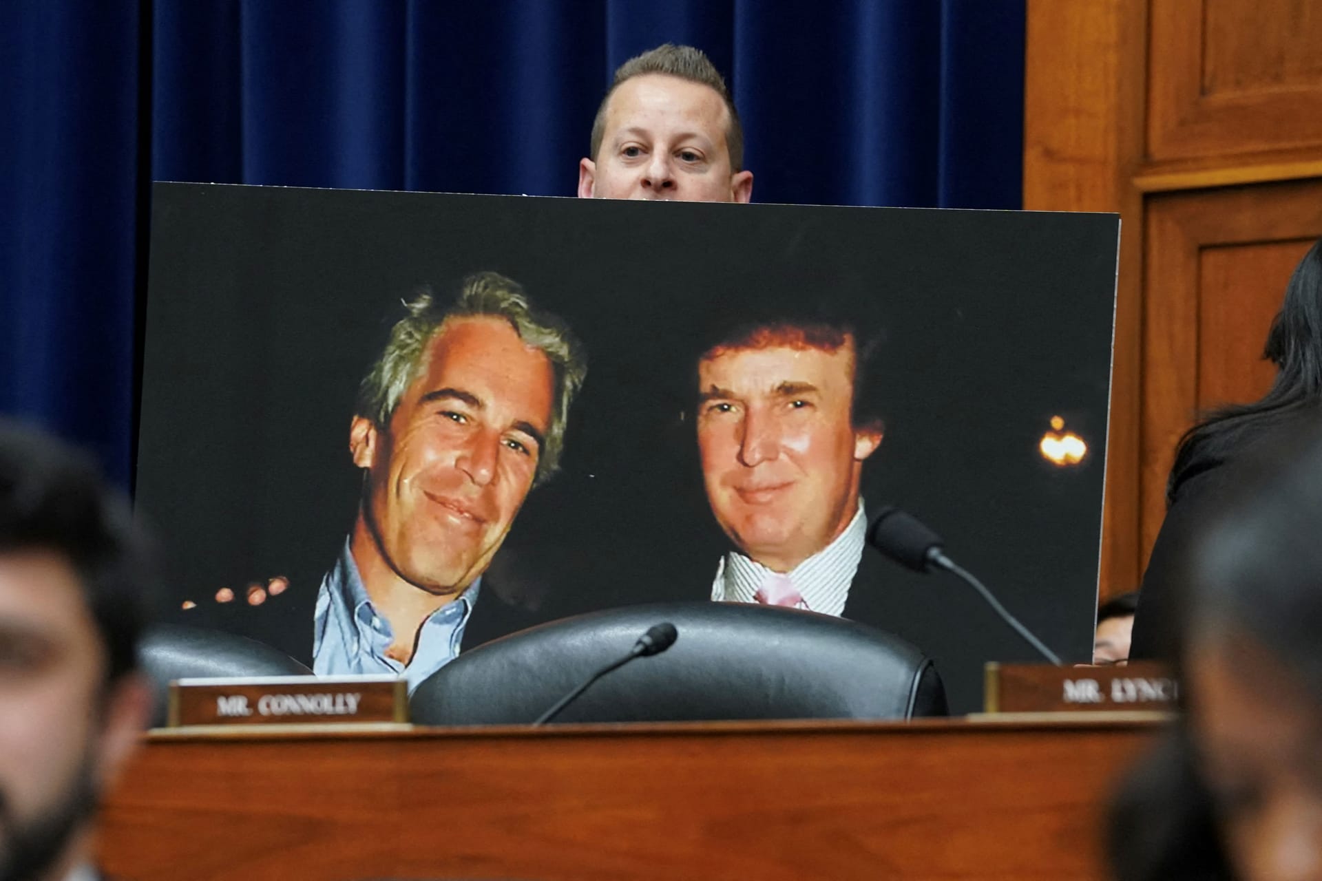 Finanzinvestor und Sexualstraftäter Jeffrey Epstein auf einem gemeinsamen Foto mit Donald Trump: Wie nah standen sich die beiden Männer wirklich?