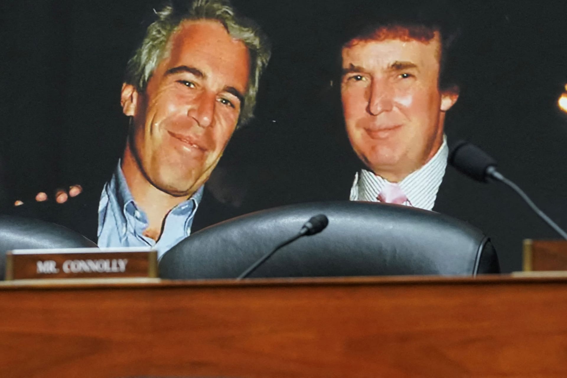 Finanzinvestor und Sexualstraftäter Jeffrey Epstein auf einem gemeinsamen Foto mit Donald Trump: Wie nah standen sich die beiden Männer wirklich? Finanzinvestor und Sexualstraftäter Jeffrey Epstein auf einem gemeinsamen Foto mit Donald Trump: Wie nah standen sich die beiden Männer wirklich?