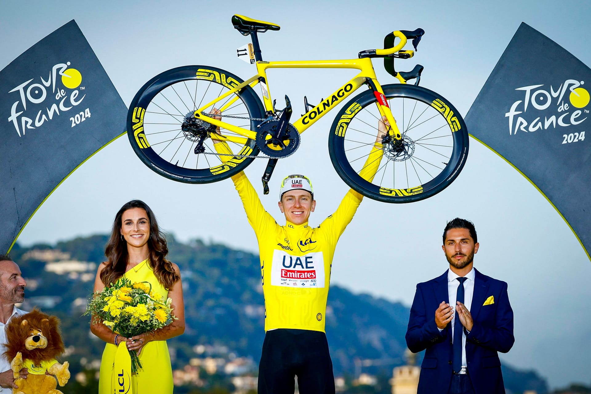 Tadej Pogačar bei der Siegerehrung der Tour de France 2024 in Nizza. Auch in diesem Jahr möchte der Slowene wieder dort oben stehen.
