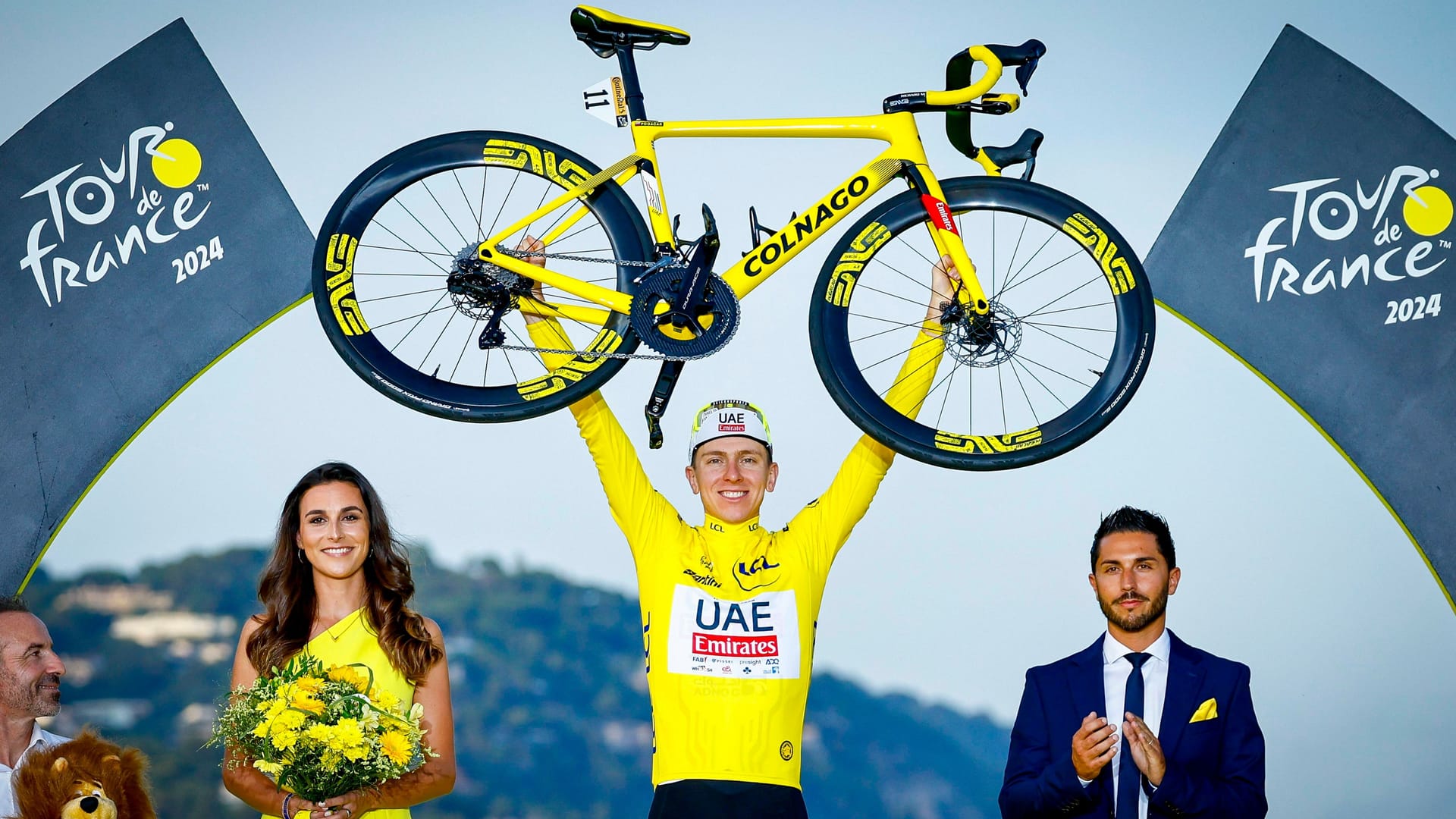 Tadej Pogačar bei der Siegerehrung der Tour de France 2024 in Nizza. Auch in diesem Jahr möchte der Slowene wieder dort oben stehen. Tadej Pogačar bei der Siegerehrung der Tour de France 2024 in Nizza. Auch in diesem Jahr möchte der Slowene wieder dort oben stehen.