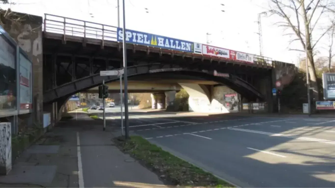 Die Eisenbahnbrücke an der Inneren Kanalstraße in Nippes: Sie stammt aus dem Jahr 1915.