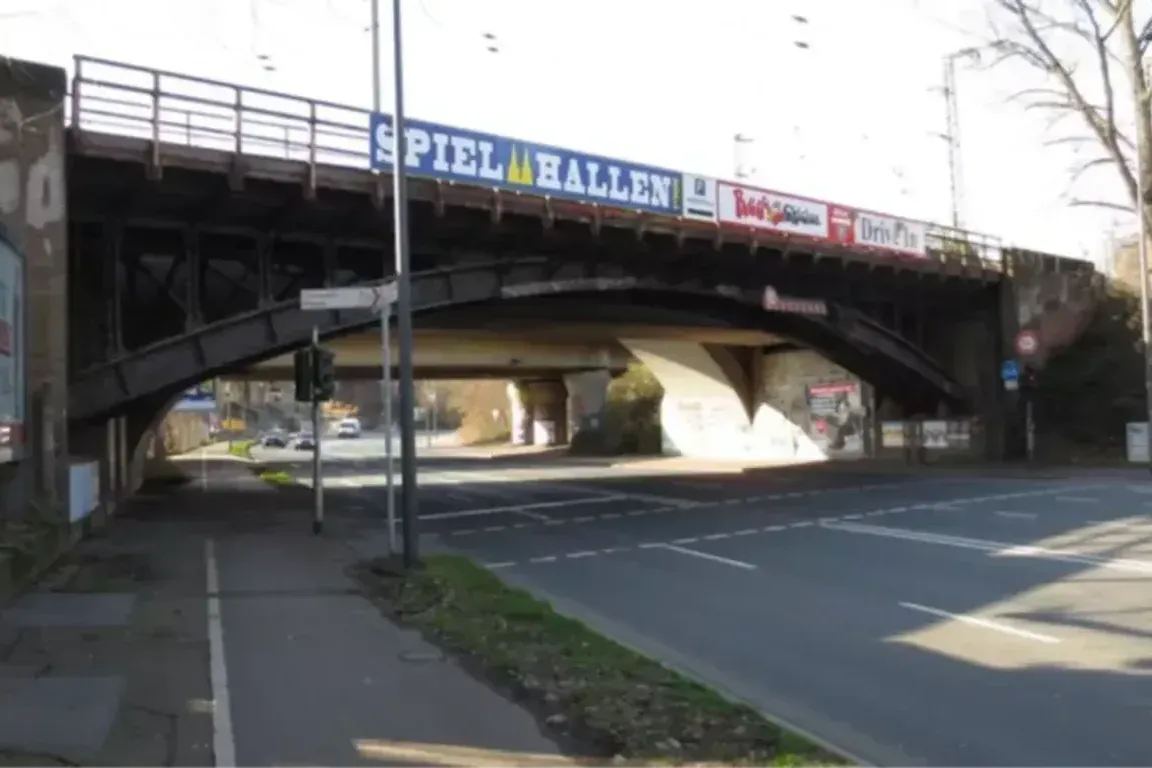 Die Eisenbahnbrücke an der Inneren Kanalstraße in Nippes: Sie stammt aus dem Jahr 1915.