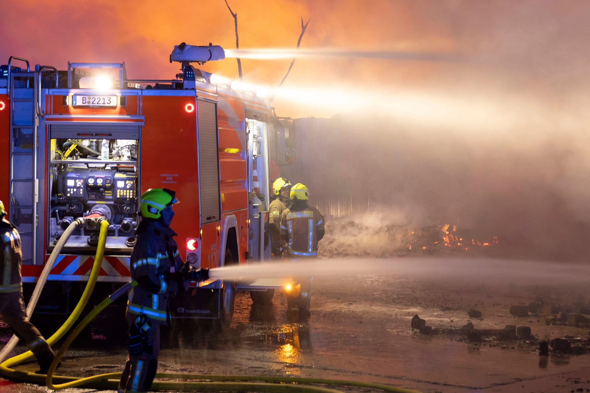 Berliner Feuerwehr im Einsatz (Archivbild): Im Jahr 2024 gab es für die Kräfte einiges zu tun.