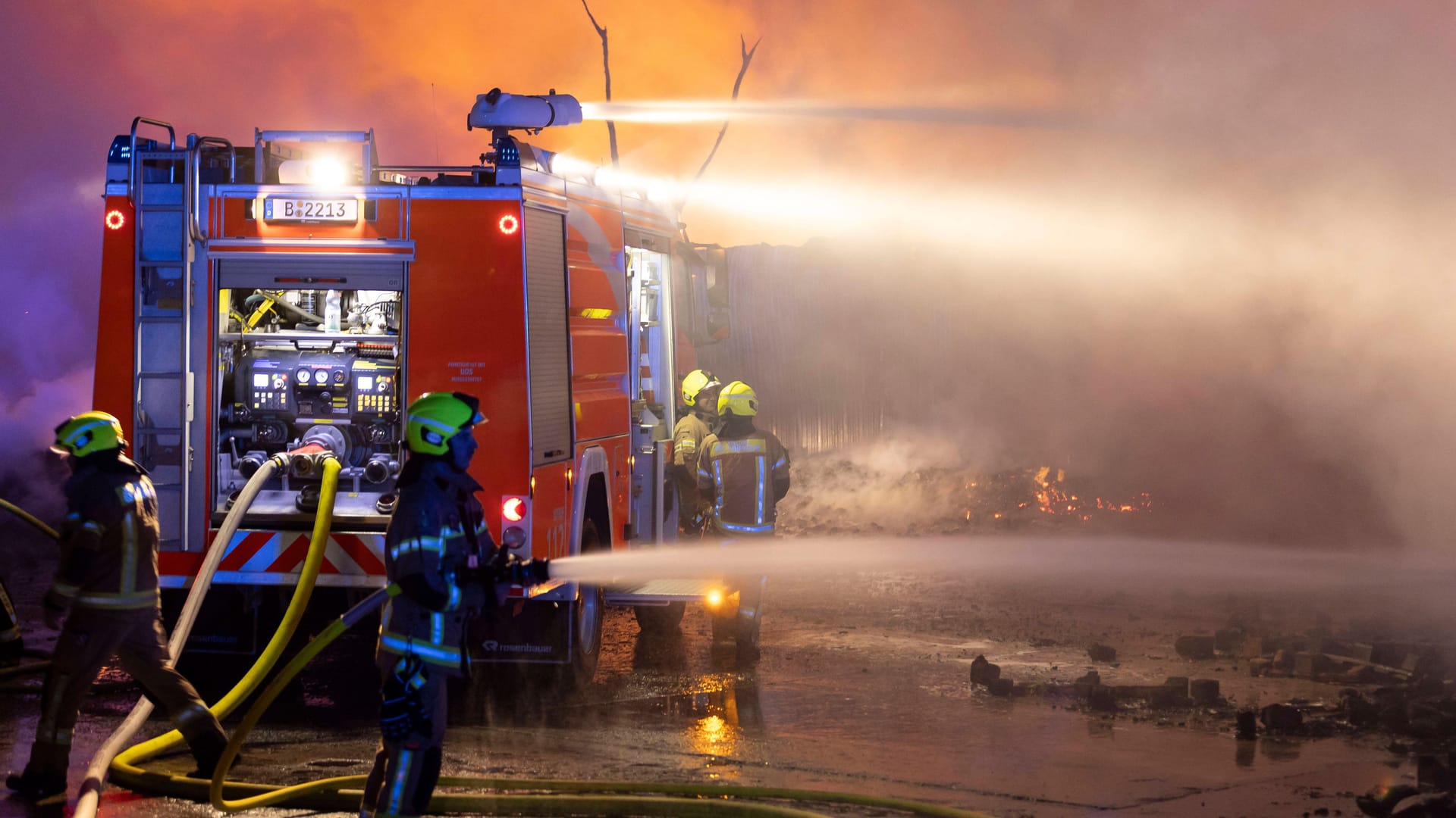 Berliner Feuerwehr im Einsatz (Archivbild): Im Jahr 2024 gab es für die Kräfte einiges zu tun.