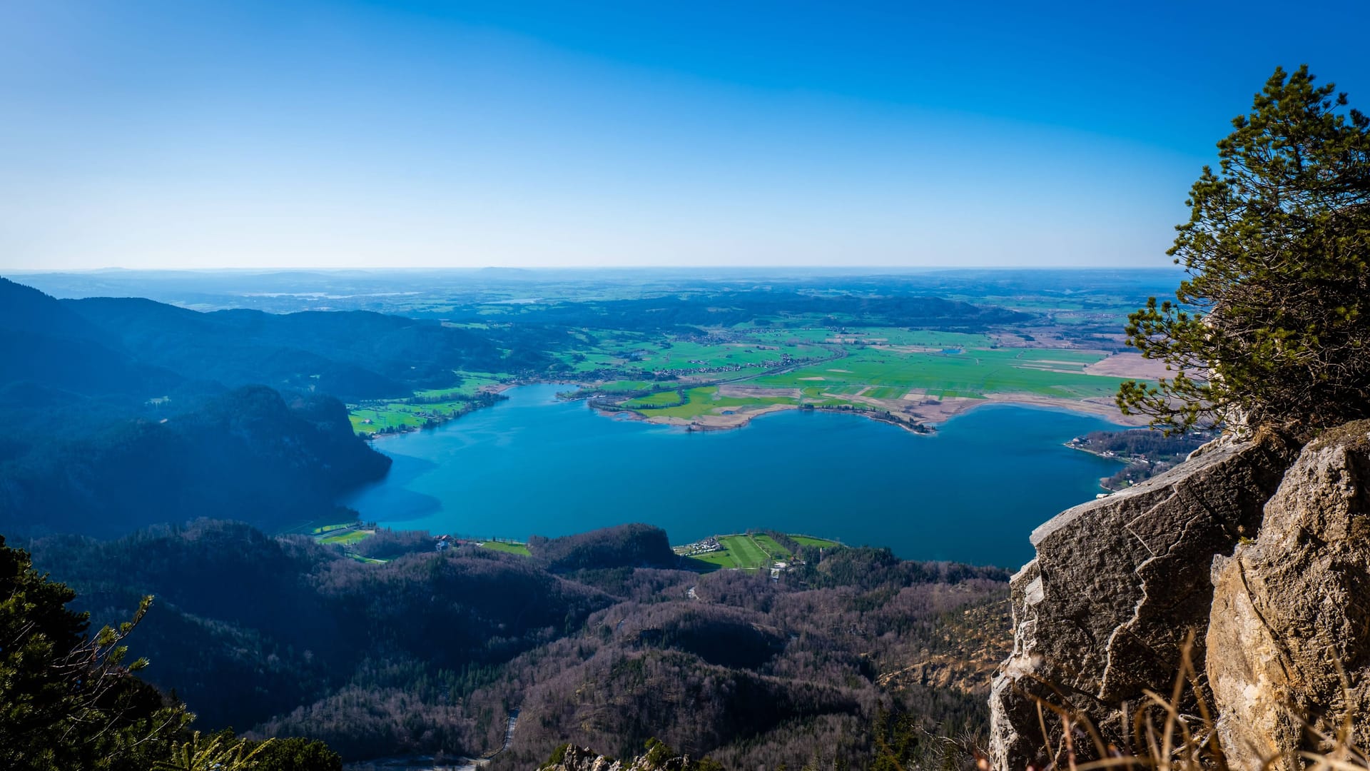 Das ist die Belohnung für die Wanderstrecke: Der Blick über den Kochelsee in Bayern vom Jochberg aus ist atemberaubend.