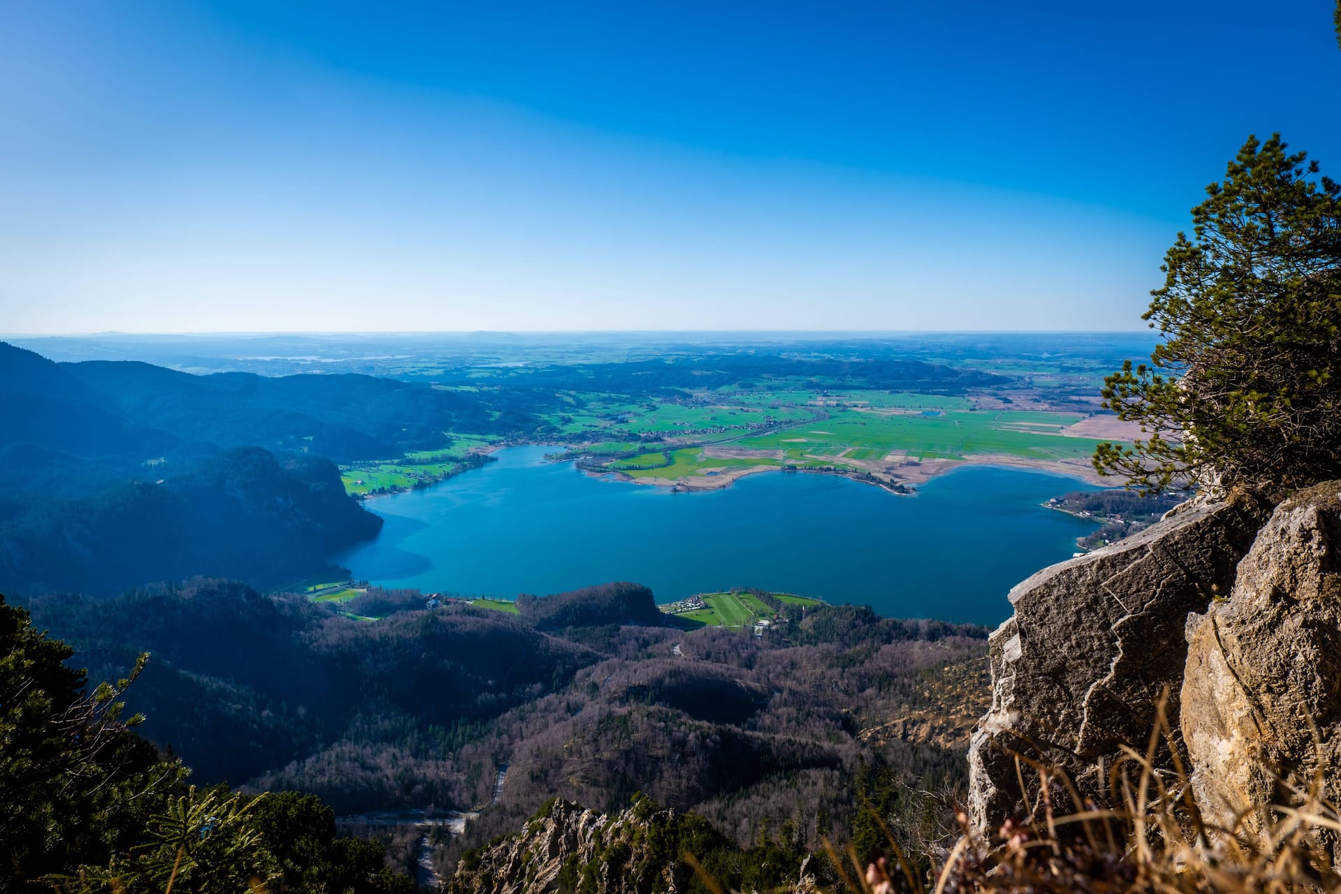 Das ist die Belohnung für die Wanderstrecke: Der Blick über den Kochelsee in Bayern vom Jochberg aus ist atemberaubend.