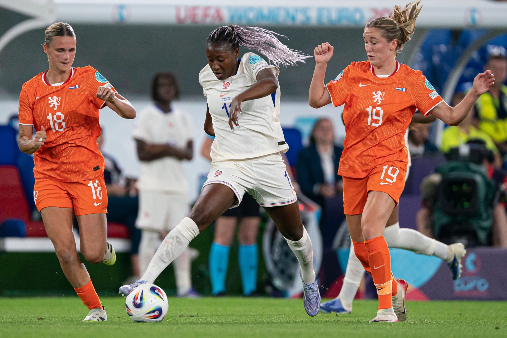 Zug zum Tor: Frankreichs Kadidiatou Diani (M.) im Spiel gegen die Niederlande.