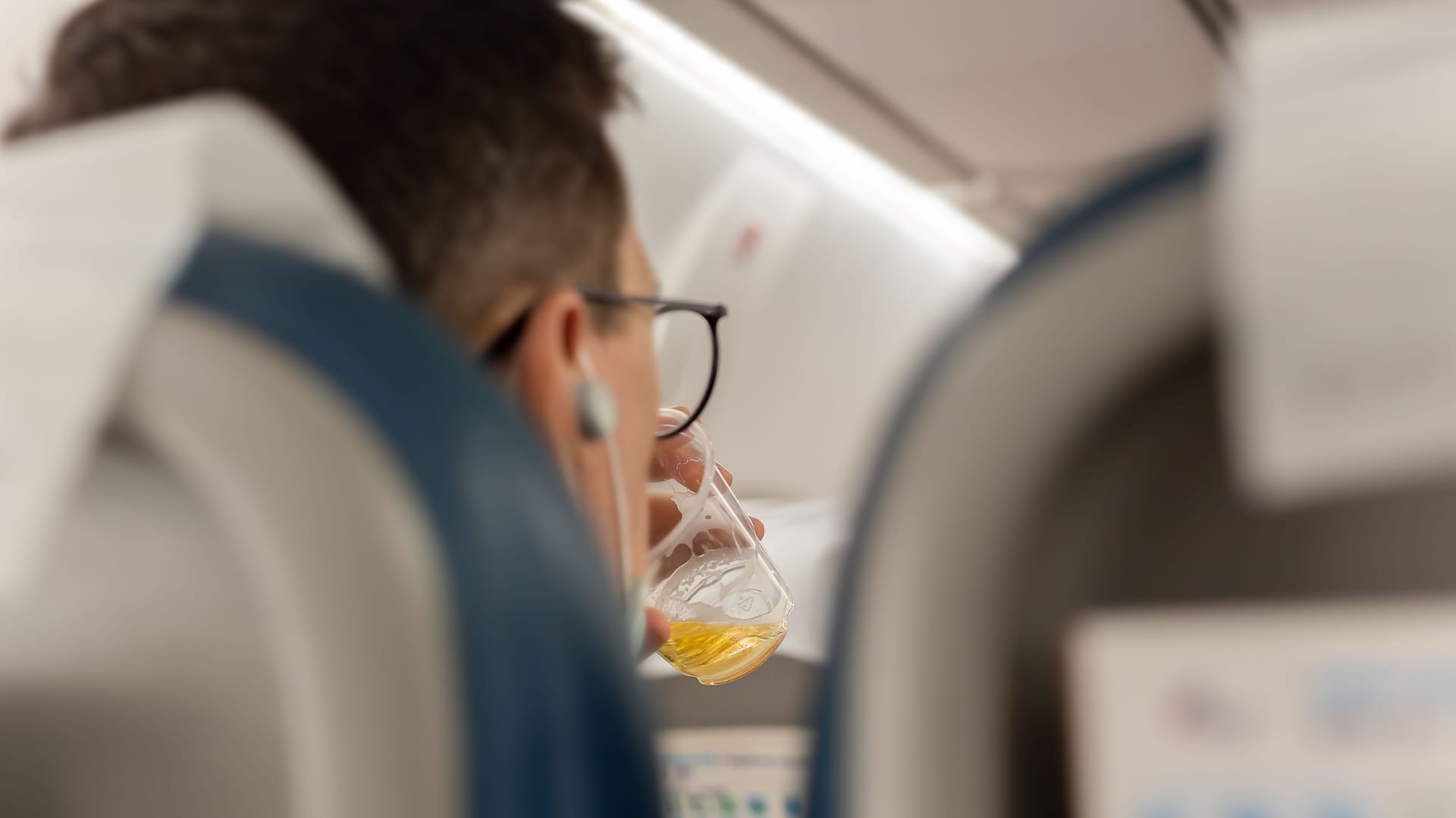 Auch an Board gibt es meistens Alkohol: Übertreiben sollte man es aber lieber nicht.
