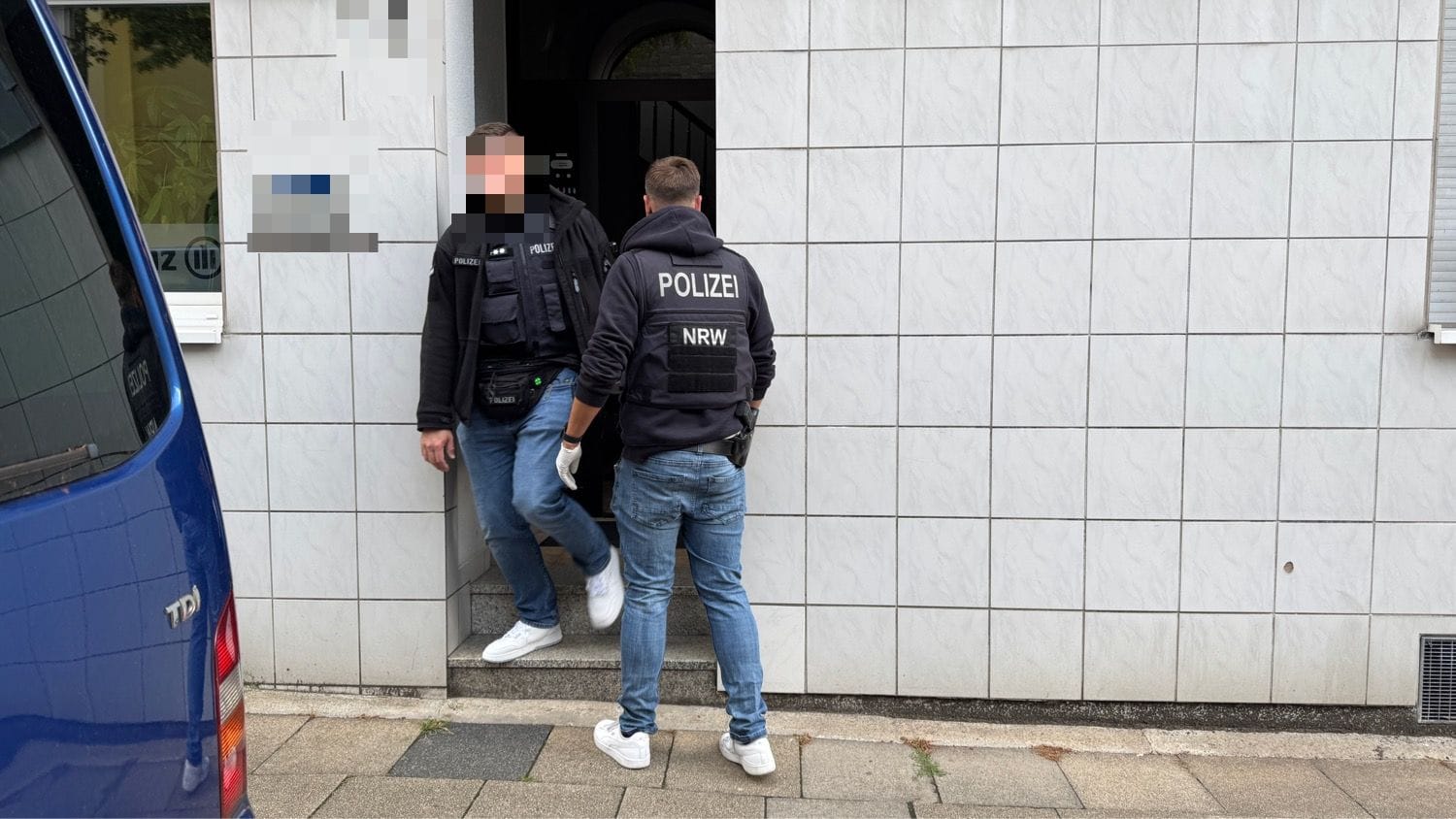 Polizisten bei einer Razzia in Nordrhein-Westfalen: Hier nahmen die Ermittler einen 27-jährigen Terrorverdächtigen fest.