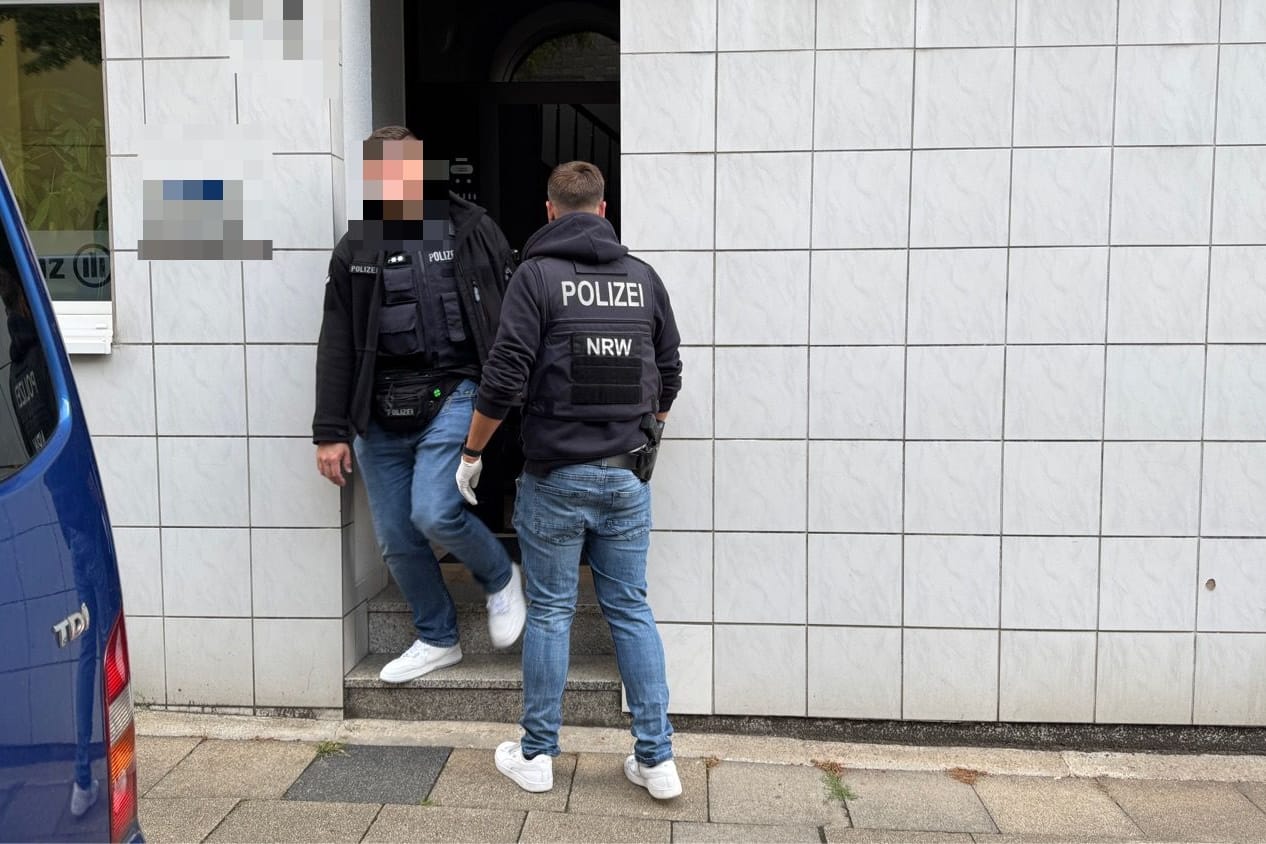 Spezialkräfte der Polizei bei einer Razzia in Essen: Festnahme eines 27-jährigen Terrorverdächtigen im Ruhrgebiet.