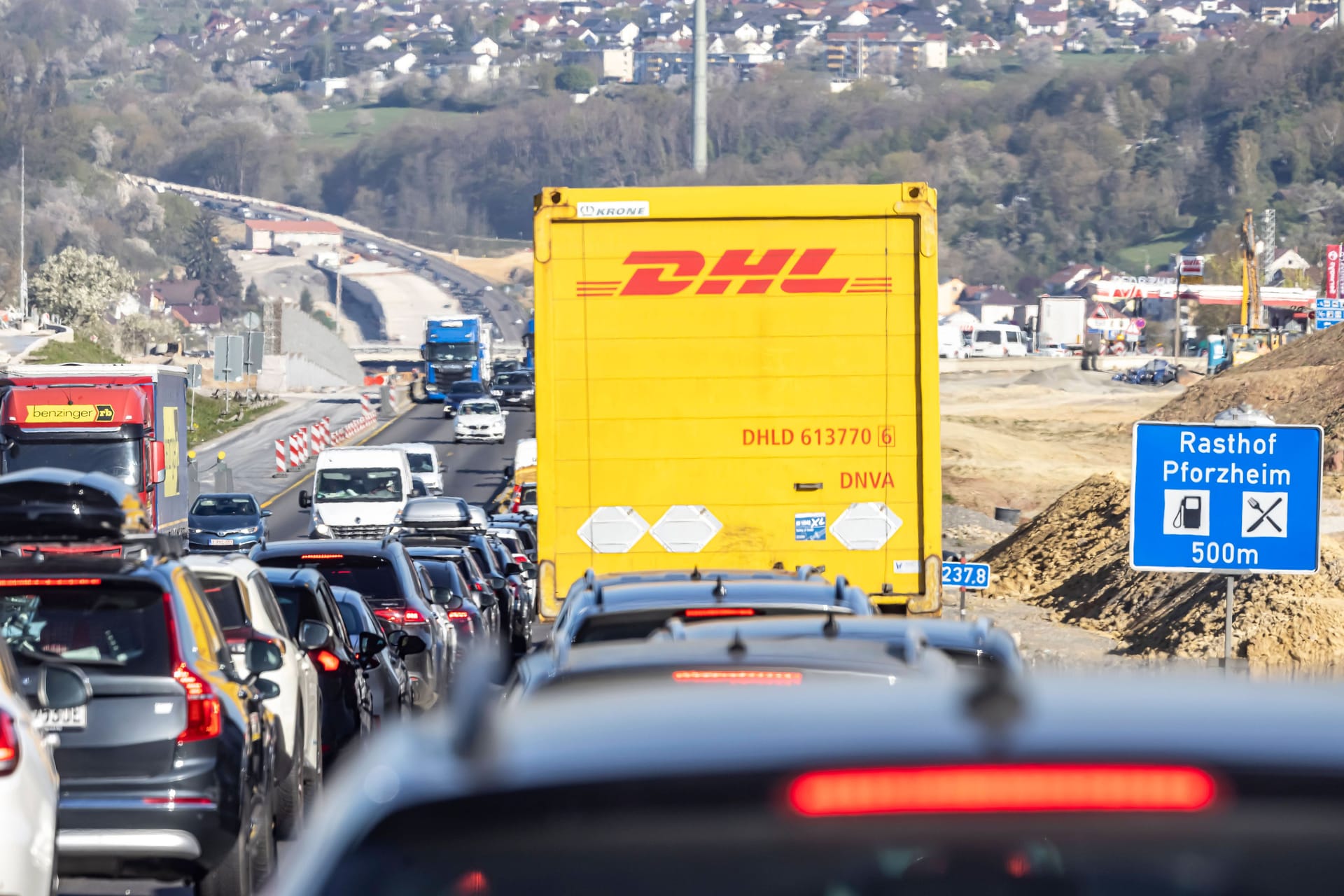 Stau auf der A8 bei Pforzheim: Ein brennendes Auto löst lange Wartezeiten aus.