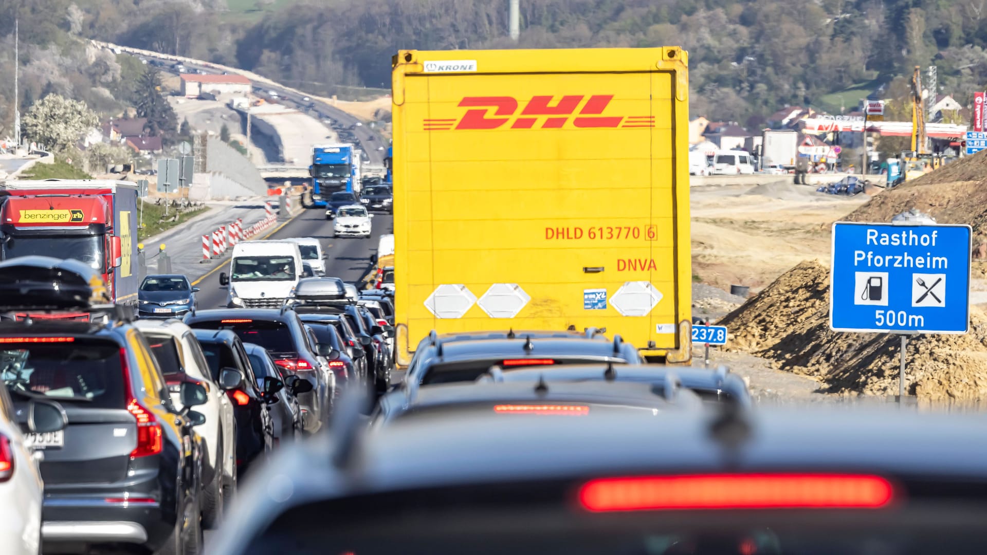 Stau auf der A8 bei Pforzheim: Ein brennendes Auto löst lange Wartezeiten aus.