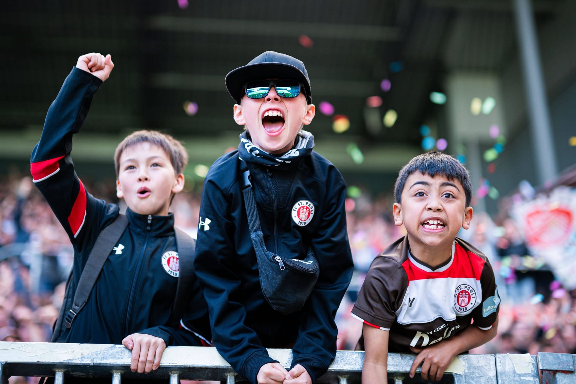 Junge St. Pauli-Fans (Symbolfoto): Die "Schoßkarten" werden in der neuen Saison auf den Stehplätzen abgeschafft.