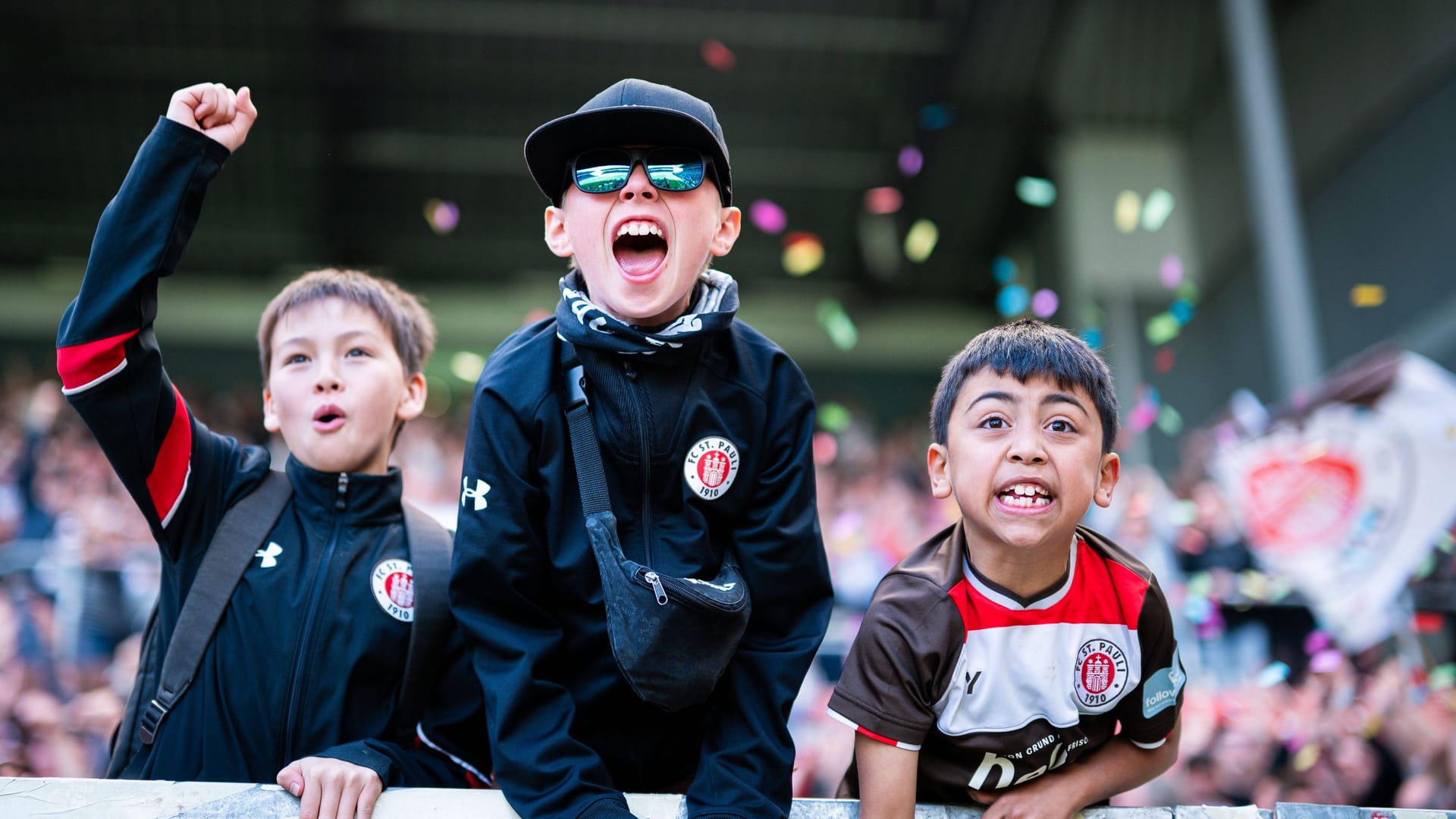Junge St. Pauli-Fans (Symbolfoto): Die "Schoßkarten" werden in der neuen Saison auf den Stehplätzen abgeschafft.