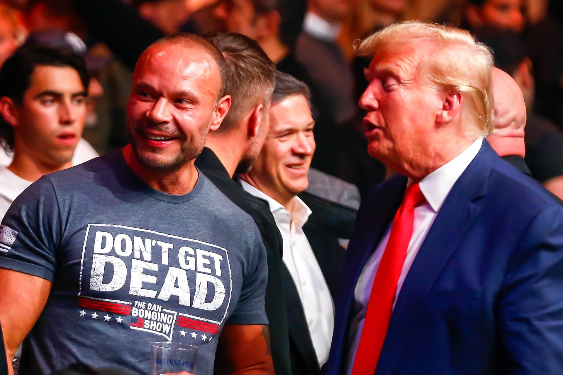 Trump und der rechtspopulistische Podcaster Dan Bongino (l.) bei einer Kampfsportveranstaltung im Jahr 2023. Bongino ist inzwischen stellvertretender FBI-Chef.