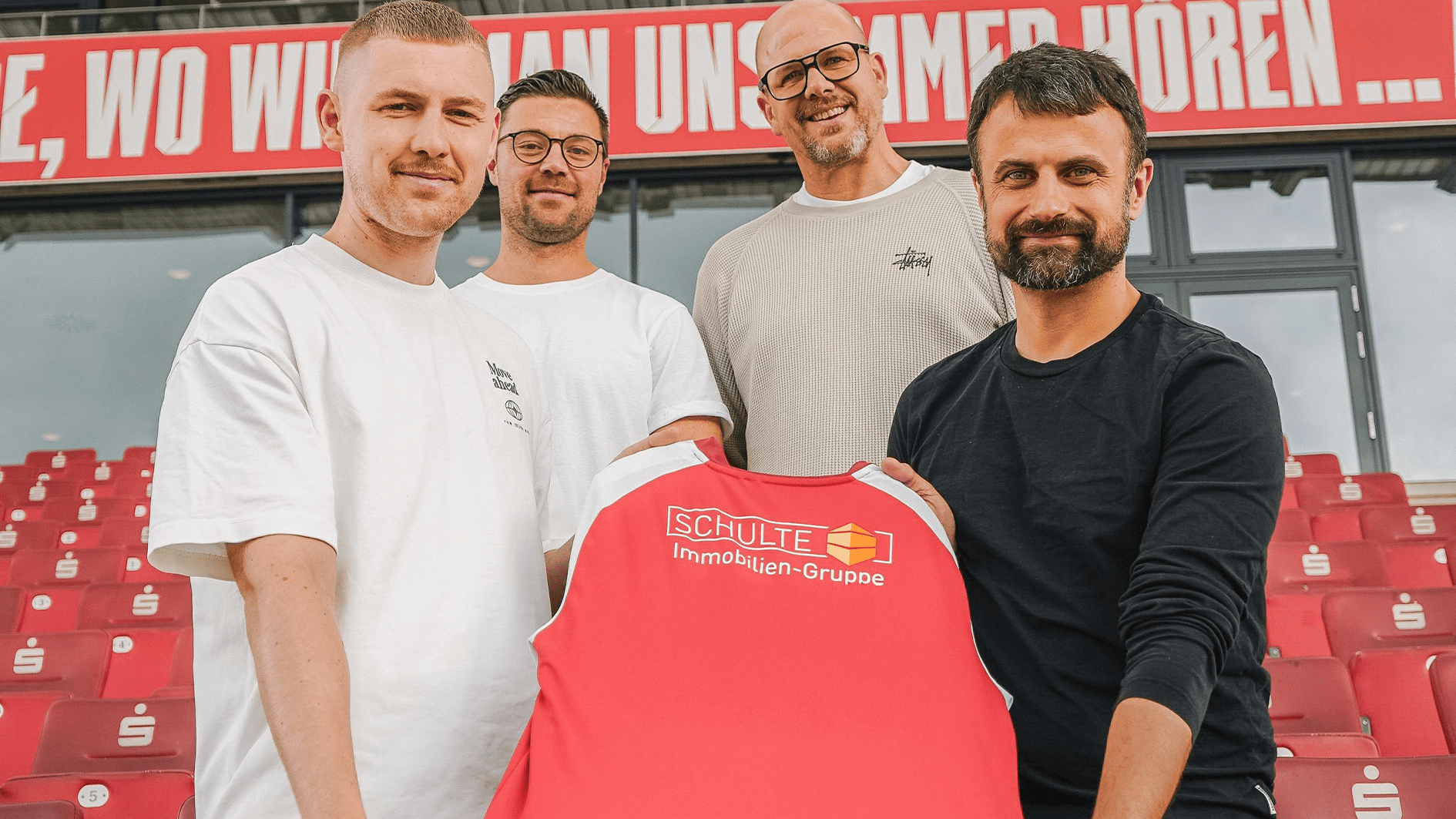 Die Schulte Immobilien-Gruppe bleibt auch in der Saison 2025/26 auf dem Trainingsshirt der Mannschaft präsent.
