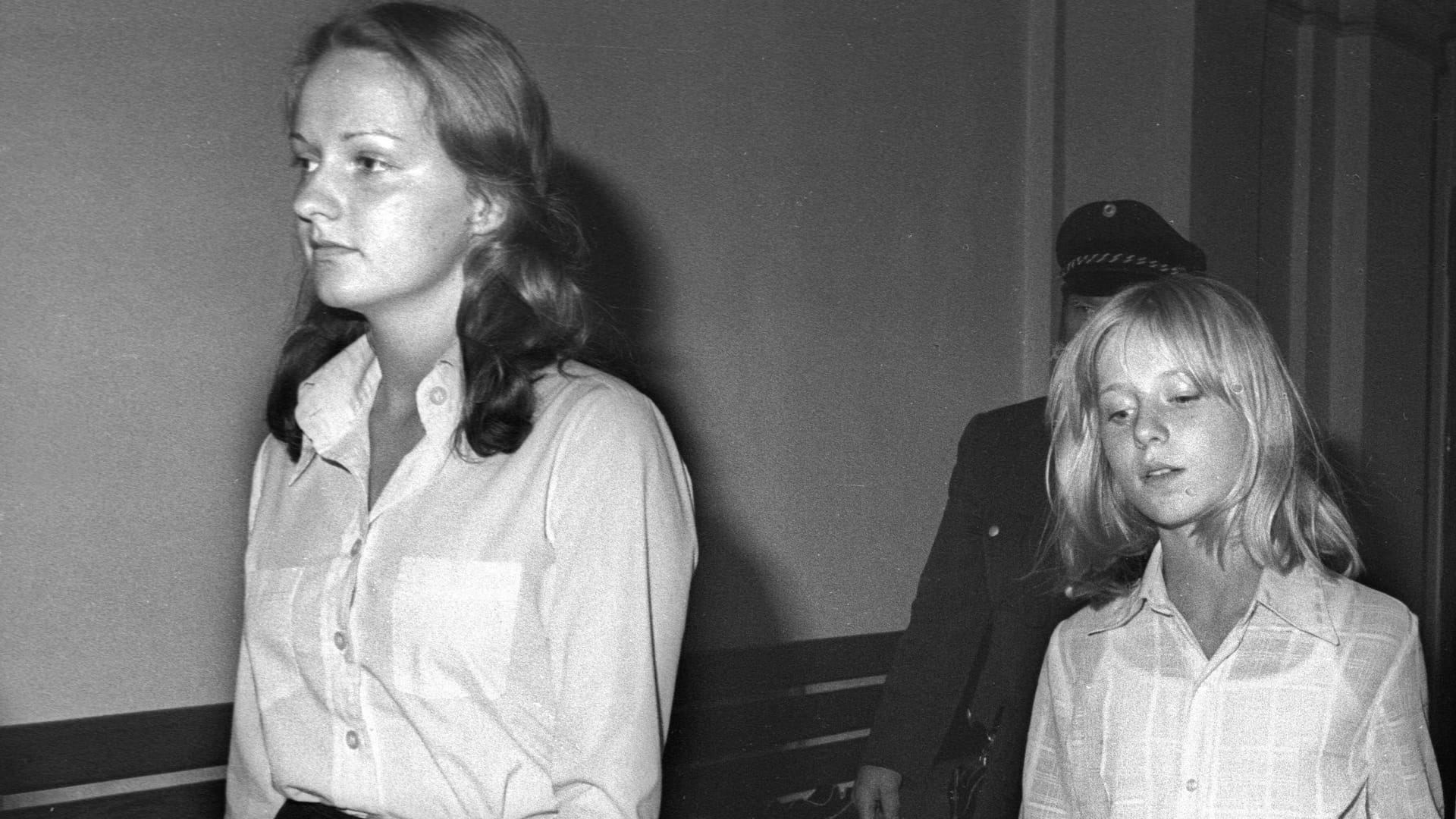 So sahen ihre Töchter damals aus: Andrea Sehnke (links) und Carolin van Bergen bei dem Prozess gegen ihre Mutter.