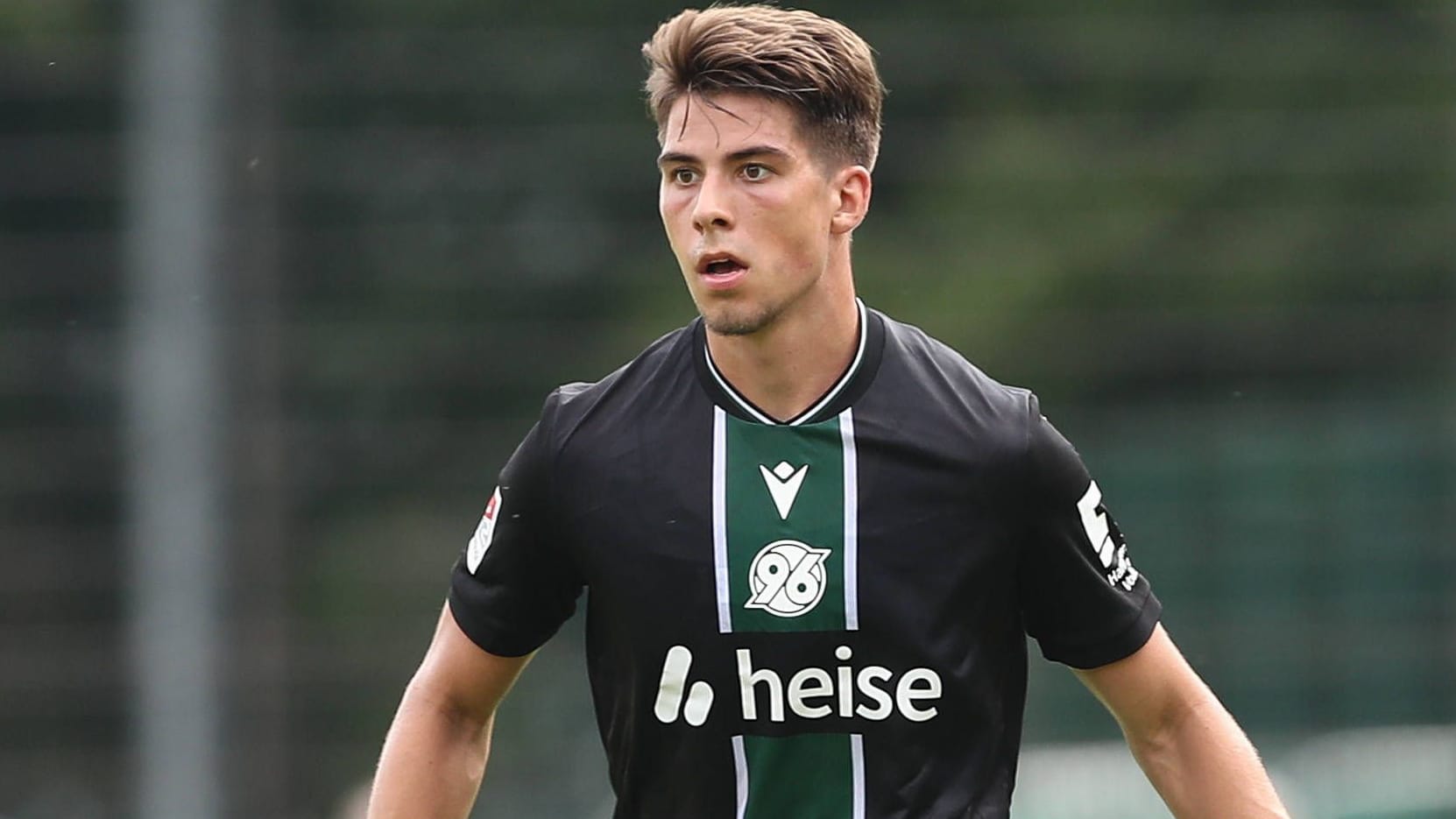 Neuzugang Franz Roggow trägt das neue Auswärtstrikot in einem Testspiel: Hannover 96 startet am 3. August mit einem Heimspiel in die Saison.