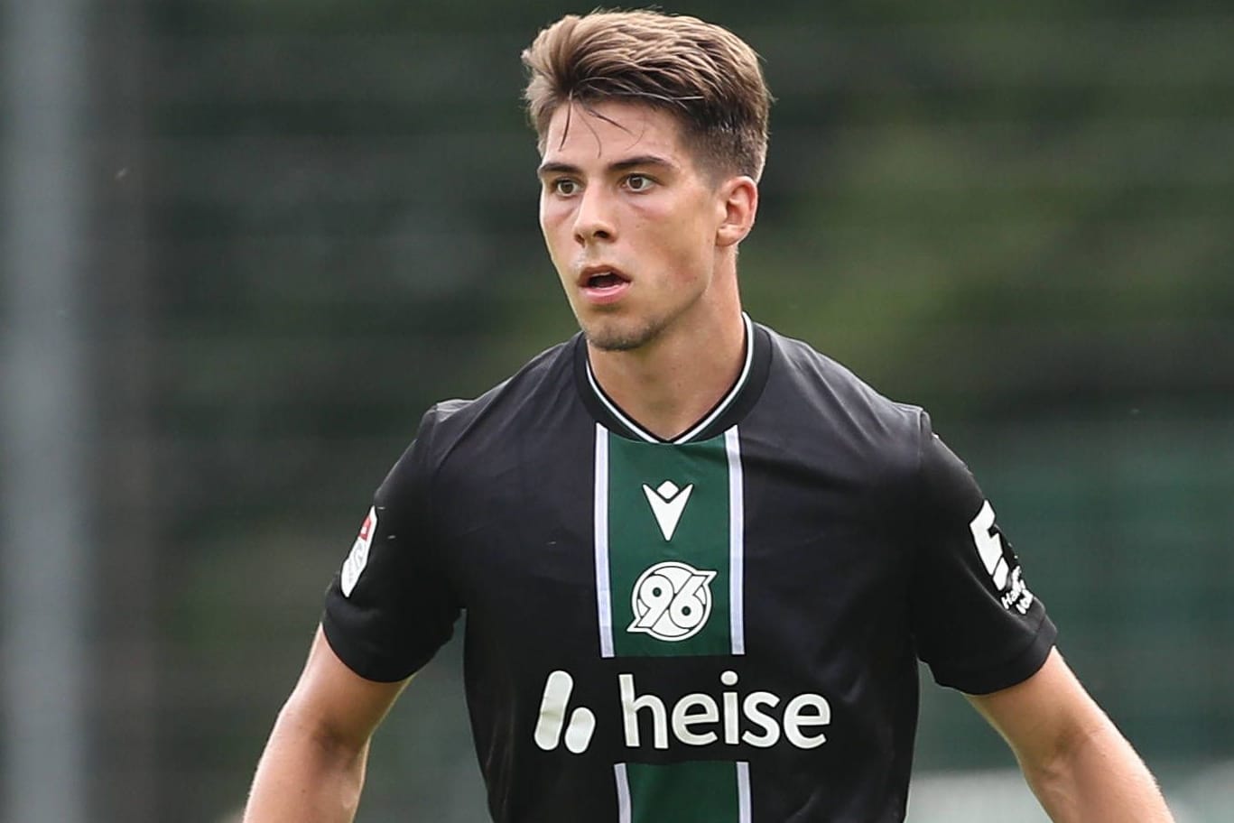 Neuzugang Franz Roggow trägt das neue Auswärtstrikot in einem Testspiel: Hannover 96 startet am 3. August mit einem Heimspiel in die Saison.
