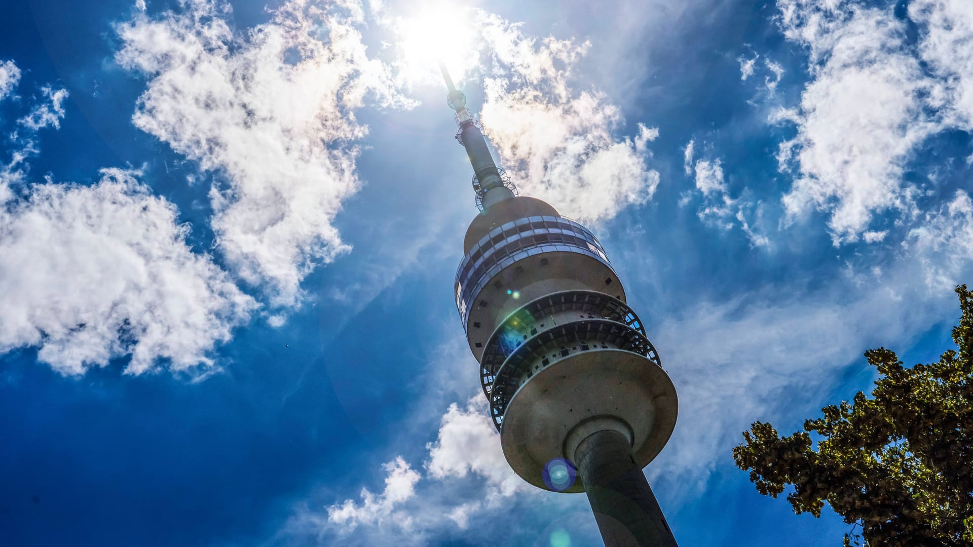 Wolken verdecken die Sonne hinter dem Olympiaturm (Archivbild):