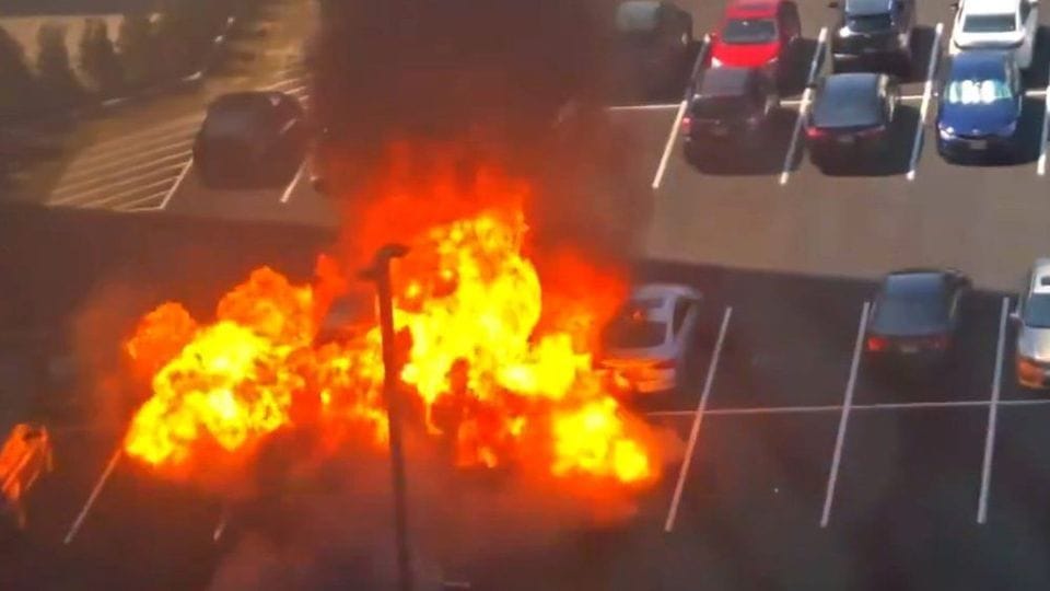 Auf einem Parkplatz in einem Vorort von Washington, D.C., geht plötzlich in Flammen auf. Auf einem Parkplatz in einem Vorort von Washington, D.C., geht plötzlich in Flammen auf.